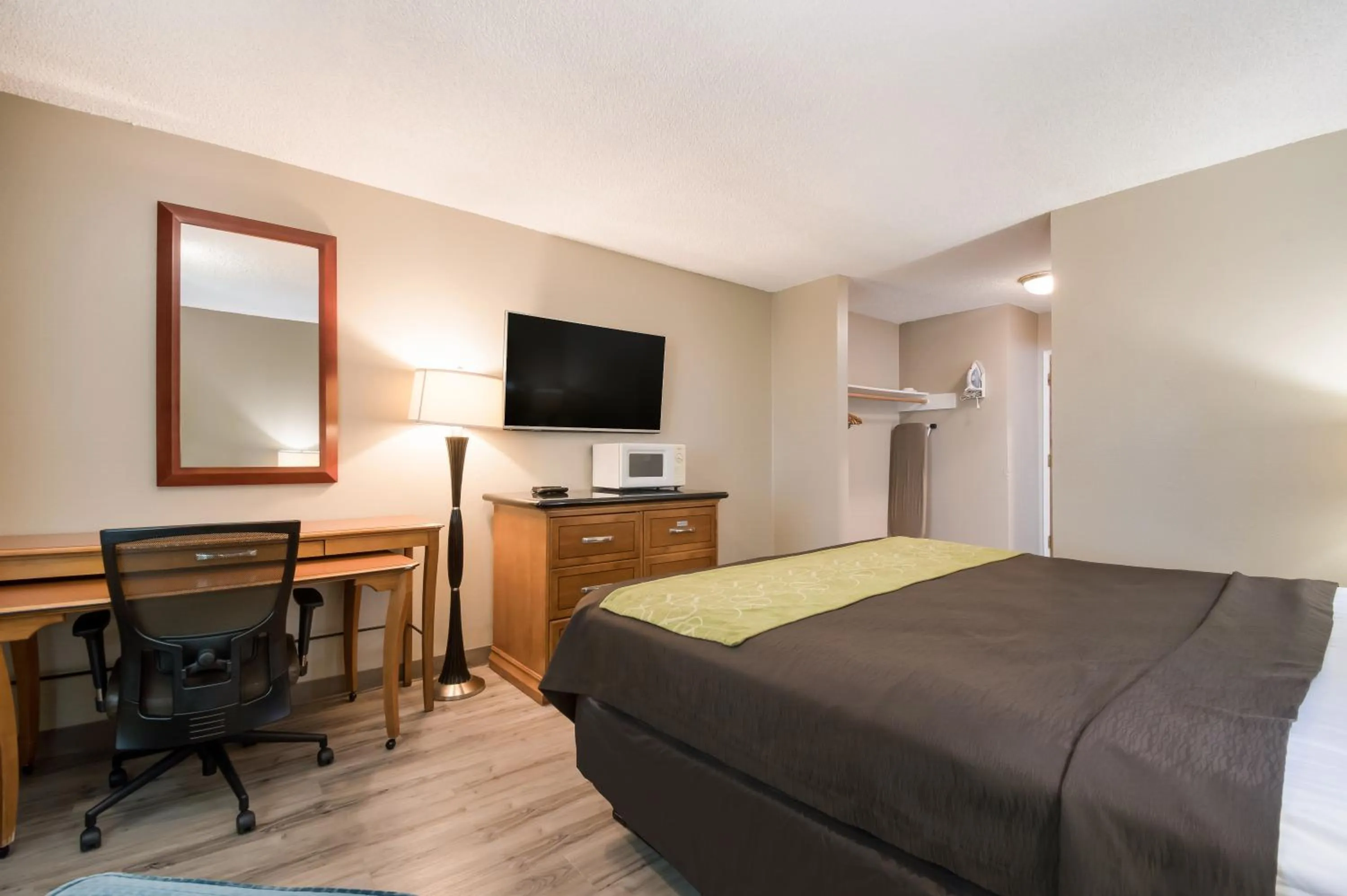 Bed in Rodeway Inn & Suites Portland West - Beaverton