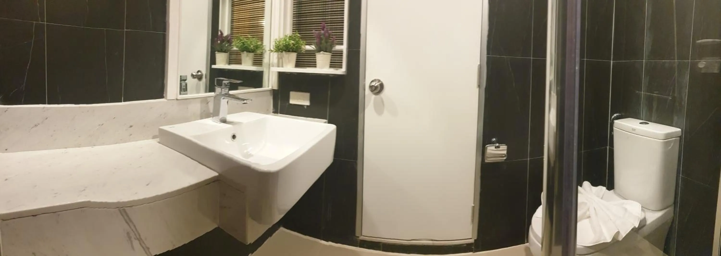 Bathroom in Vinary Hotel Sukhumvit