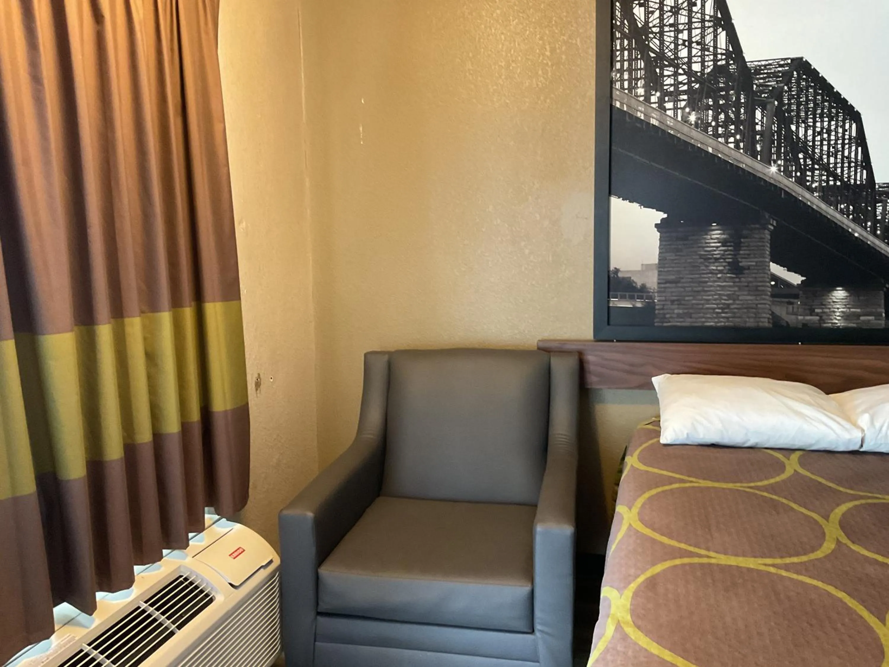 Seating area, Bed in Super 8 by Wyndham Chattanooga/East Ridge
