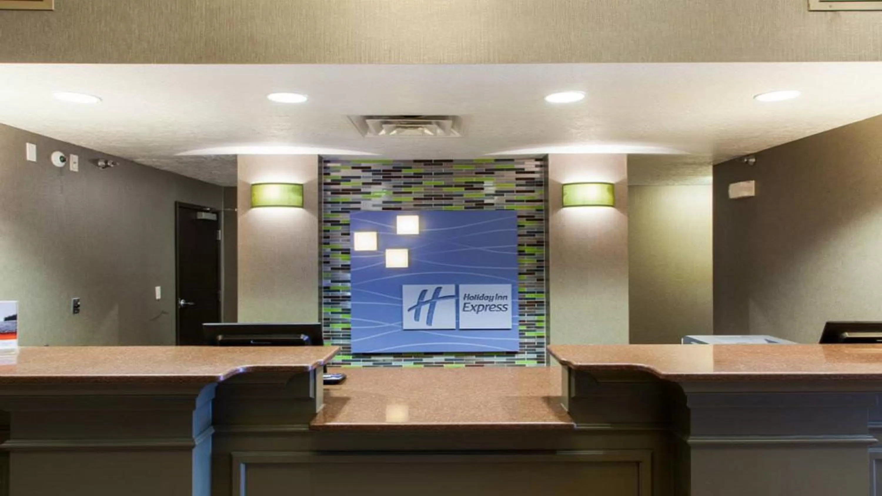 Property building in Holiday Inn Express Hotel & Suites Sioux Falls-Brandon by IHG