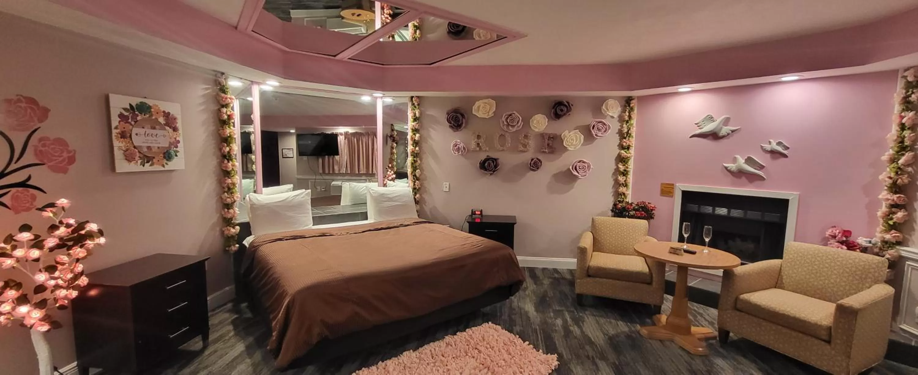 Bed in Inn of the Dove Harrisburg-Hershey Romantic Suites