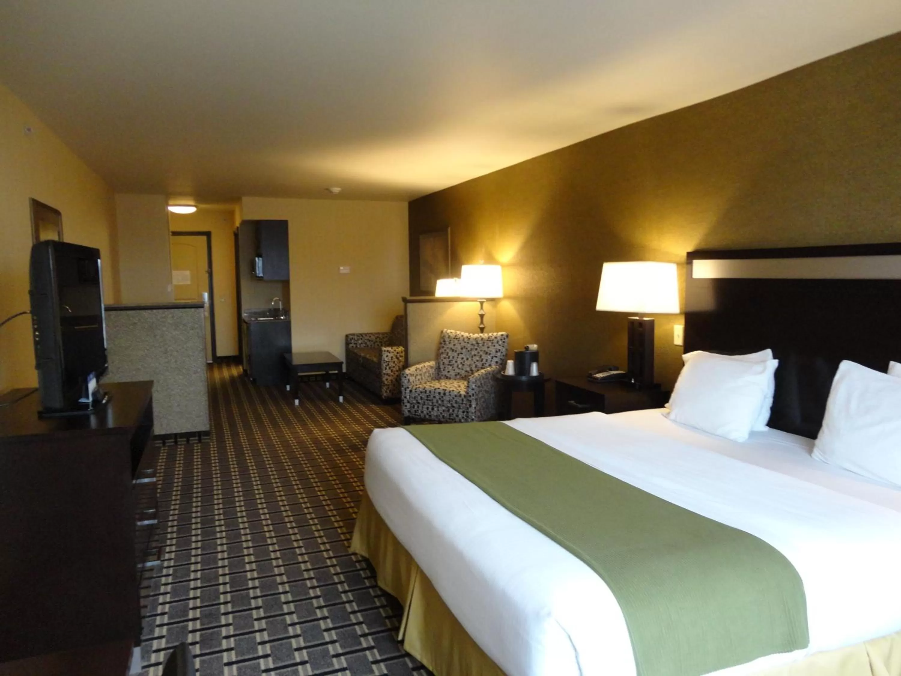 Photo of the whole room, Bed in Holiday Inn Express and Suites Limerick - Pottstown by IHG