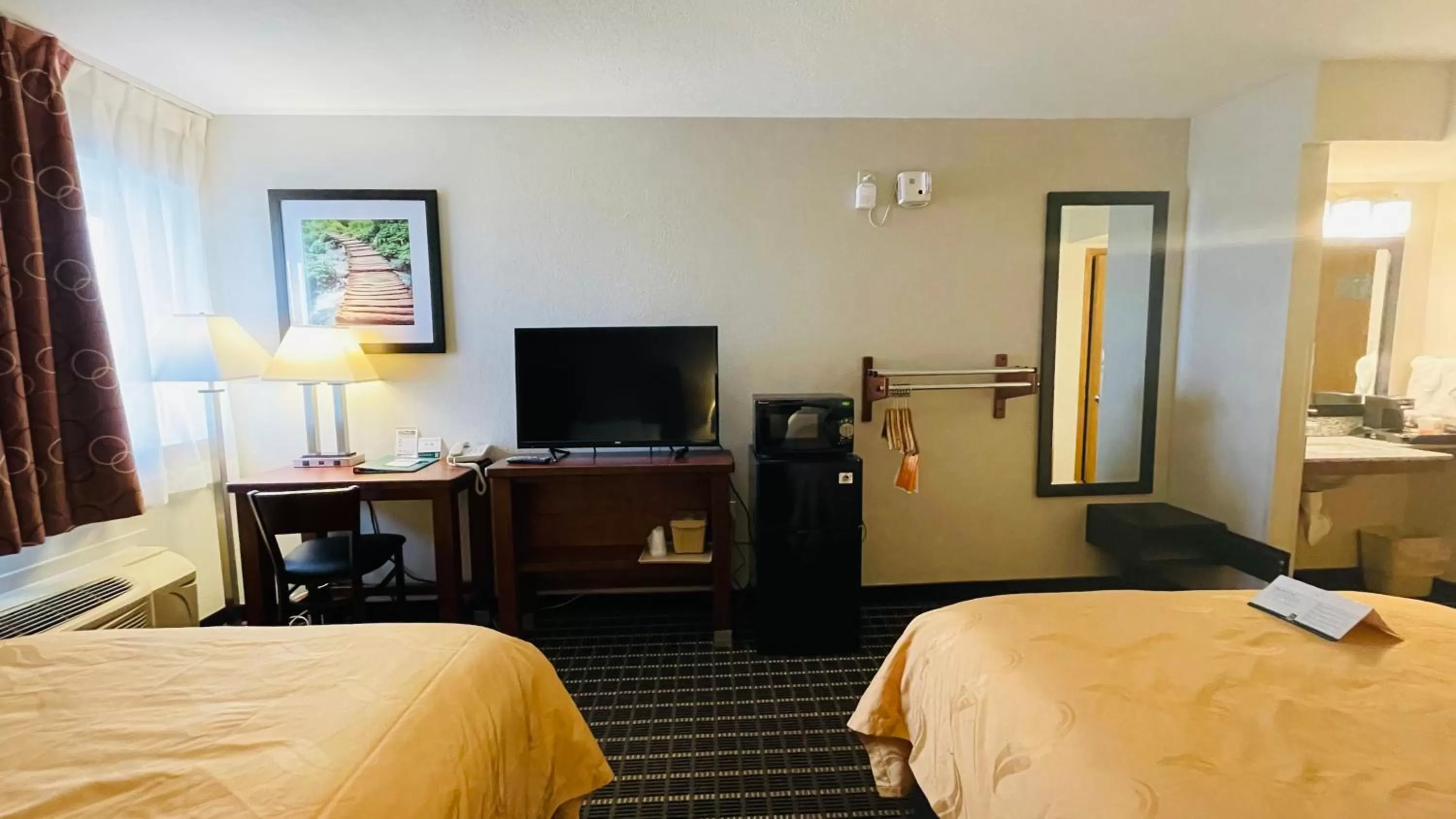 TV and multimedia, Bed in Quality Inn Madison West Near University Area