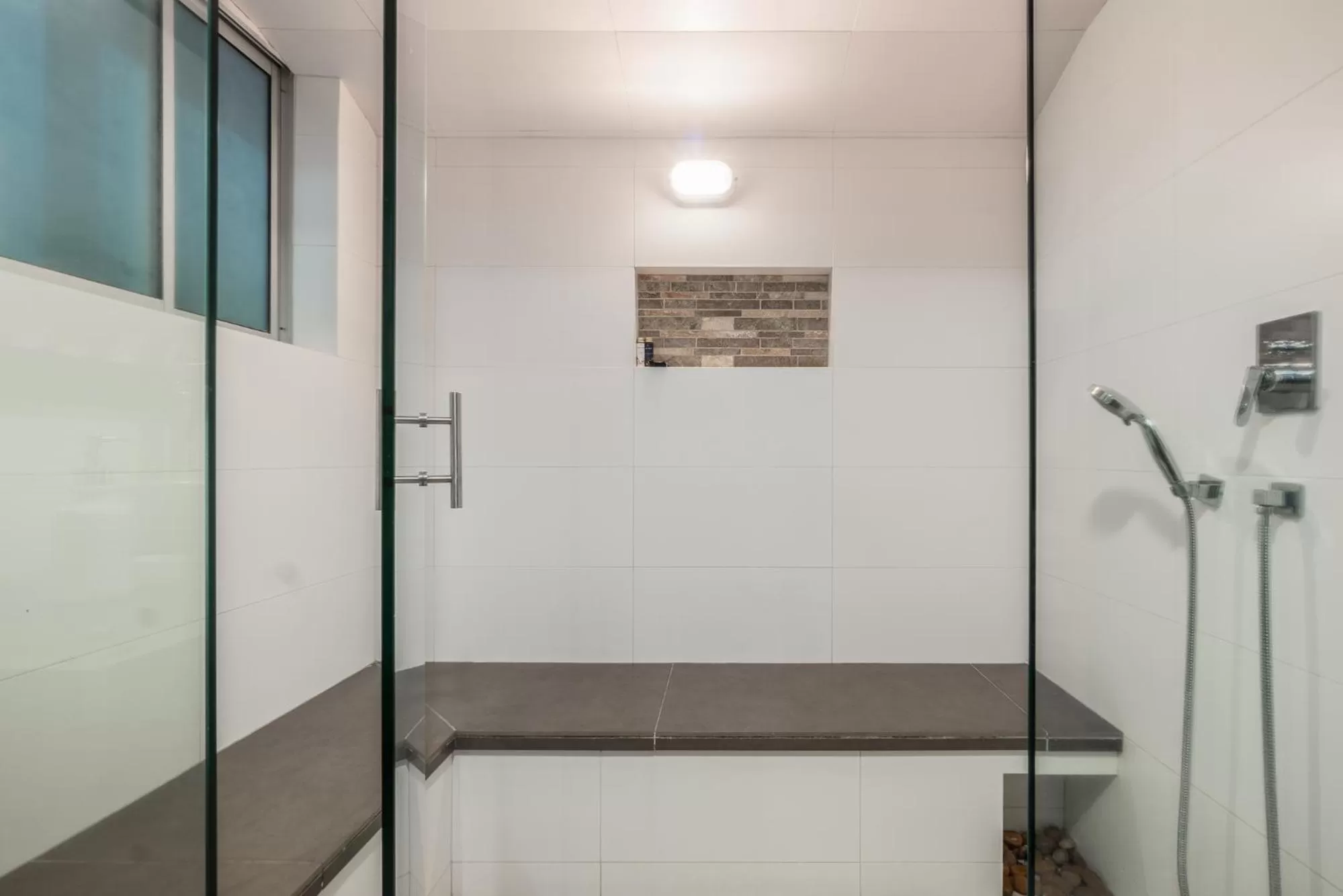 Bathroom in Apartamentos Poblado Alejandría by HOUSY HOST