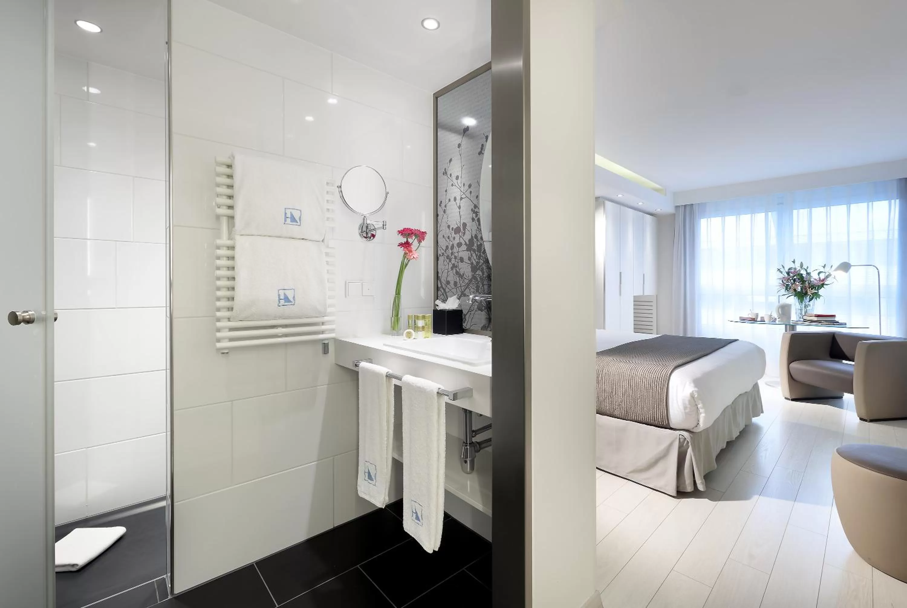 Bathroom, Bed in Eurostars Book Hotel