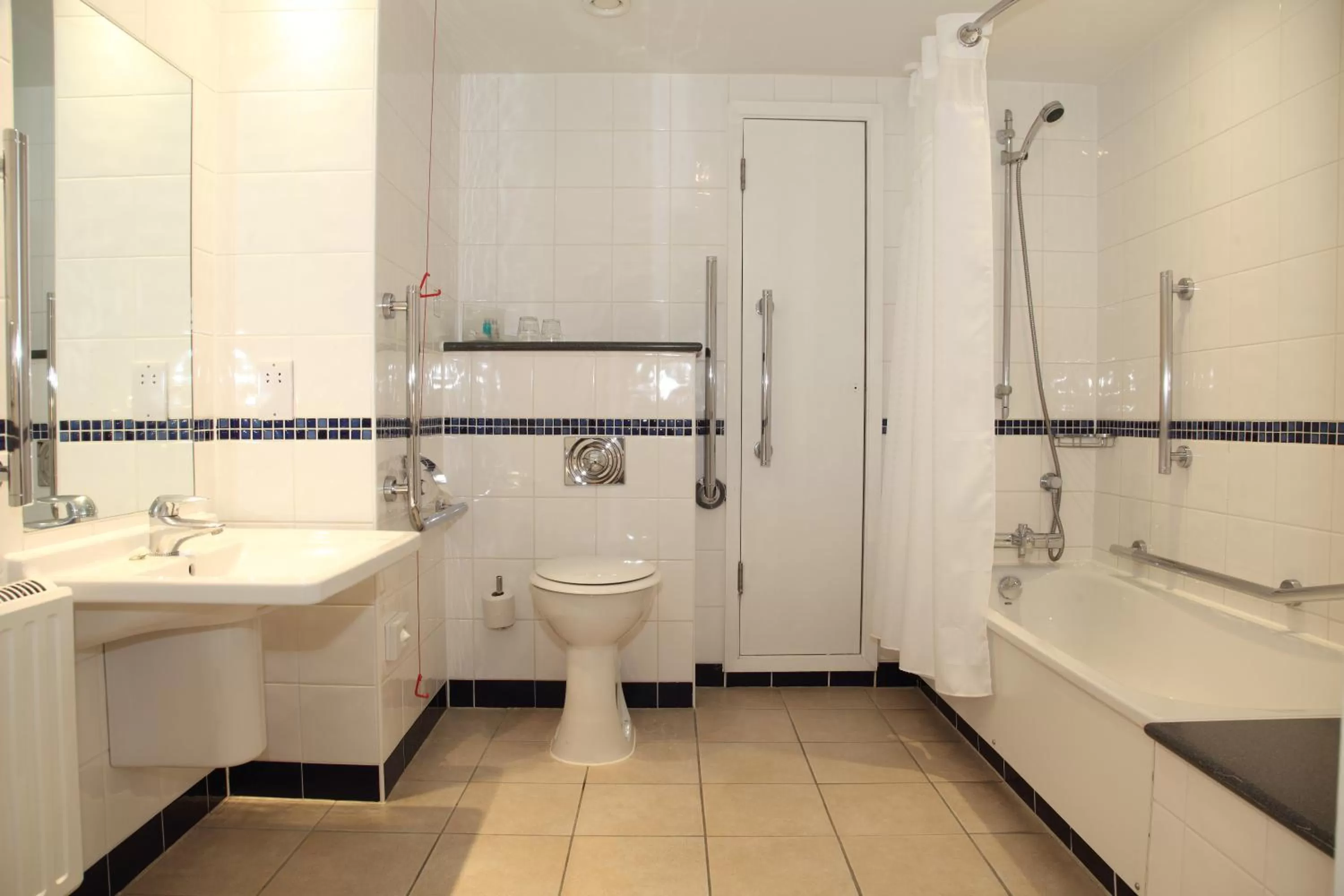 Bathroom in Holiday Inn London - Regent's Park by IHG