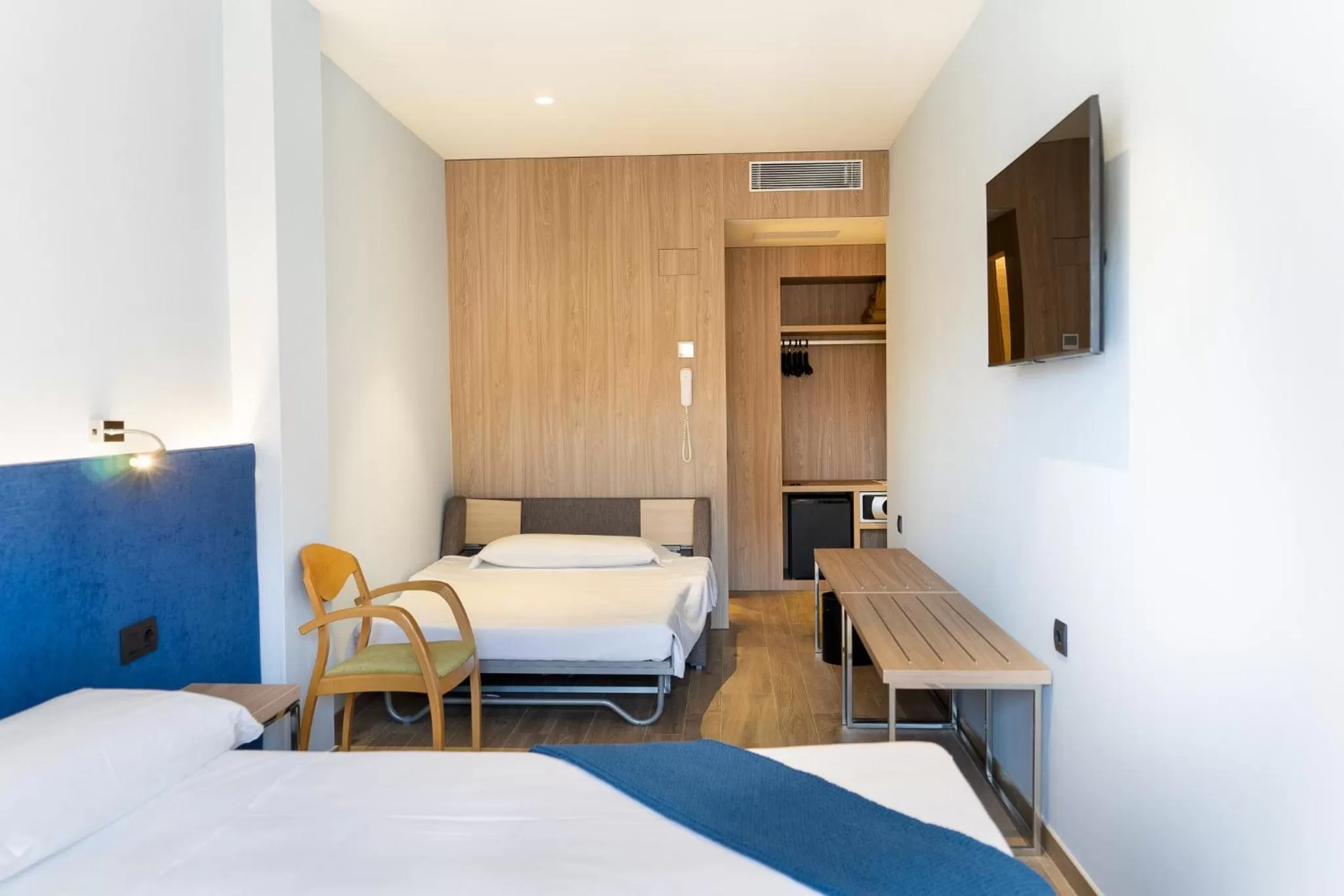 Photo of the whole room, Bed in Caledonian