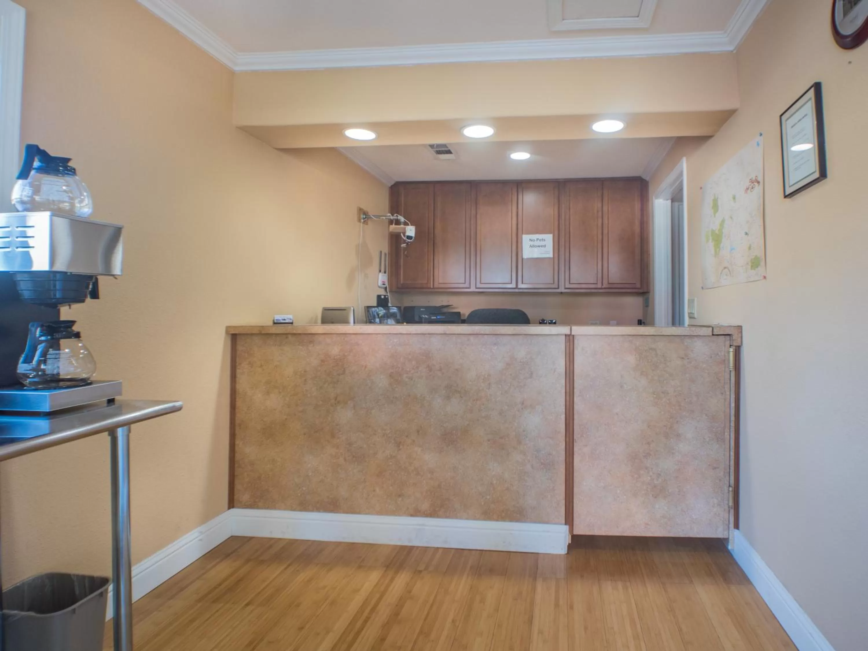 Lobby or reception in Shasta Pines Motel & Suites