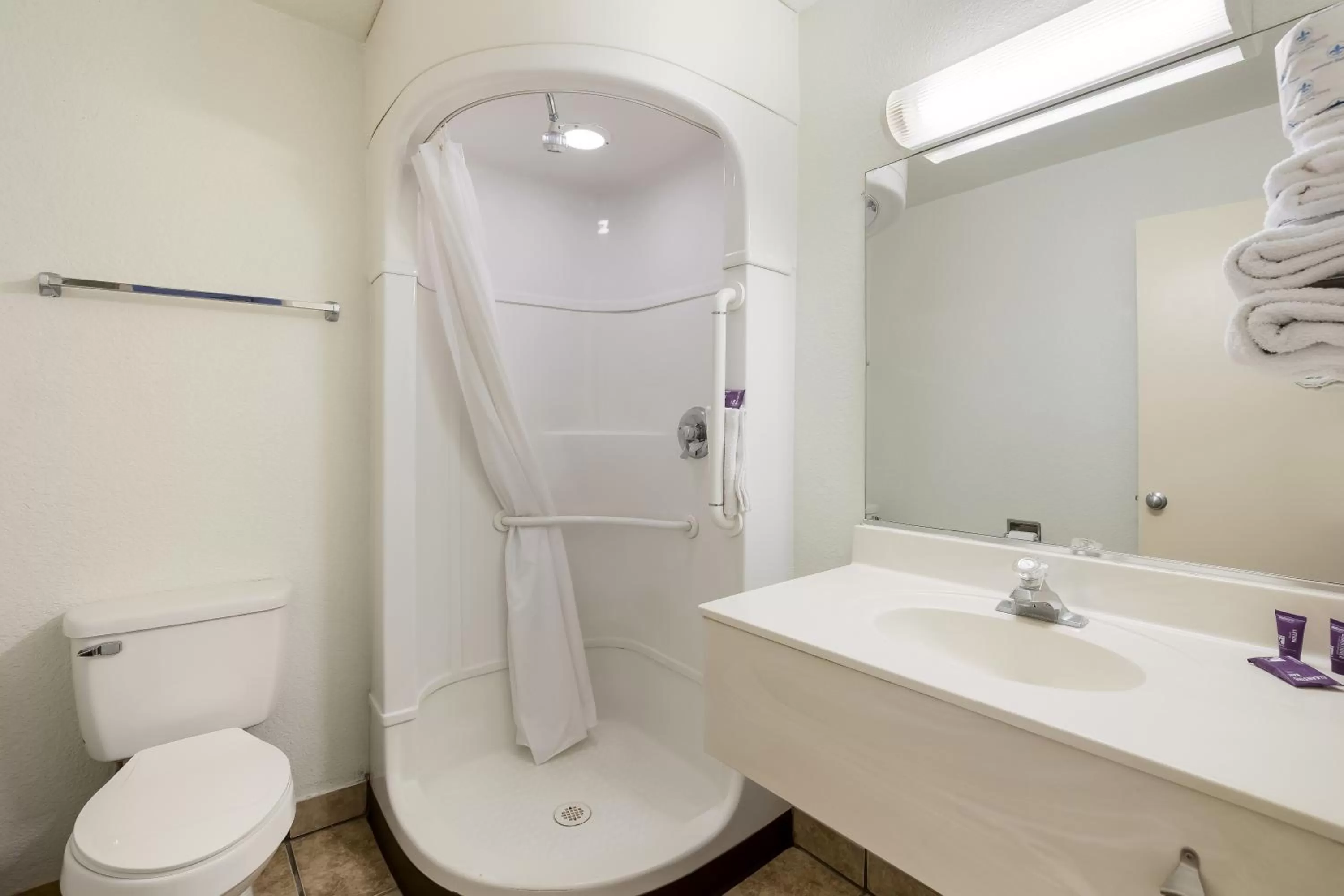 Shower in Knights Inn Sierra Vista / East Fry