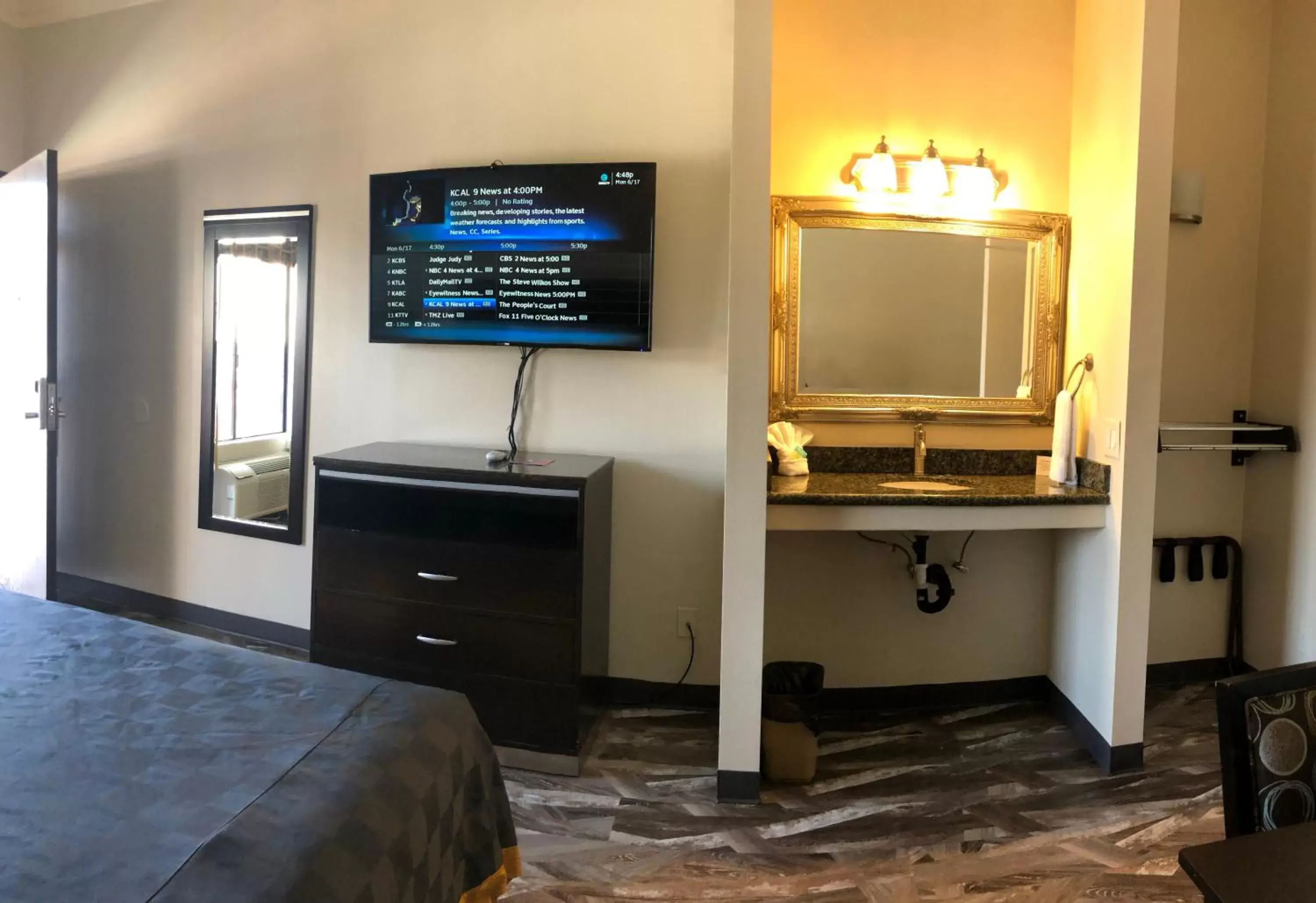 Deluxe Queen Room with Two Queen Beds in Castaic Inn Six Flags Valencia Deluxe Queen Room with Two Queen Beds in Castaic Inn Six Flags Valencia