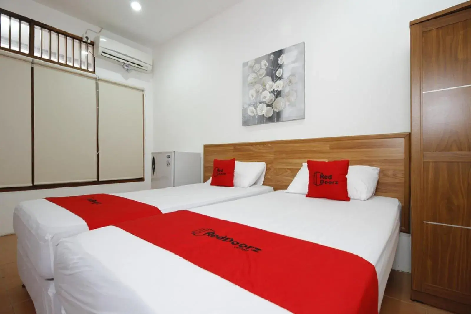 Twin Room in RedDoorz Plus near Plaza Indonesia Twin Room in RedDoorz Plus near Plaza Indonesia