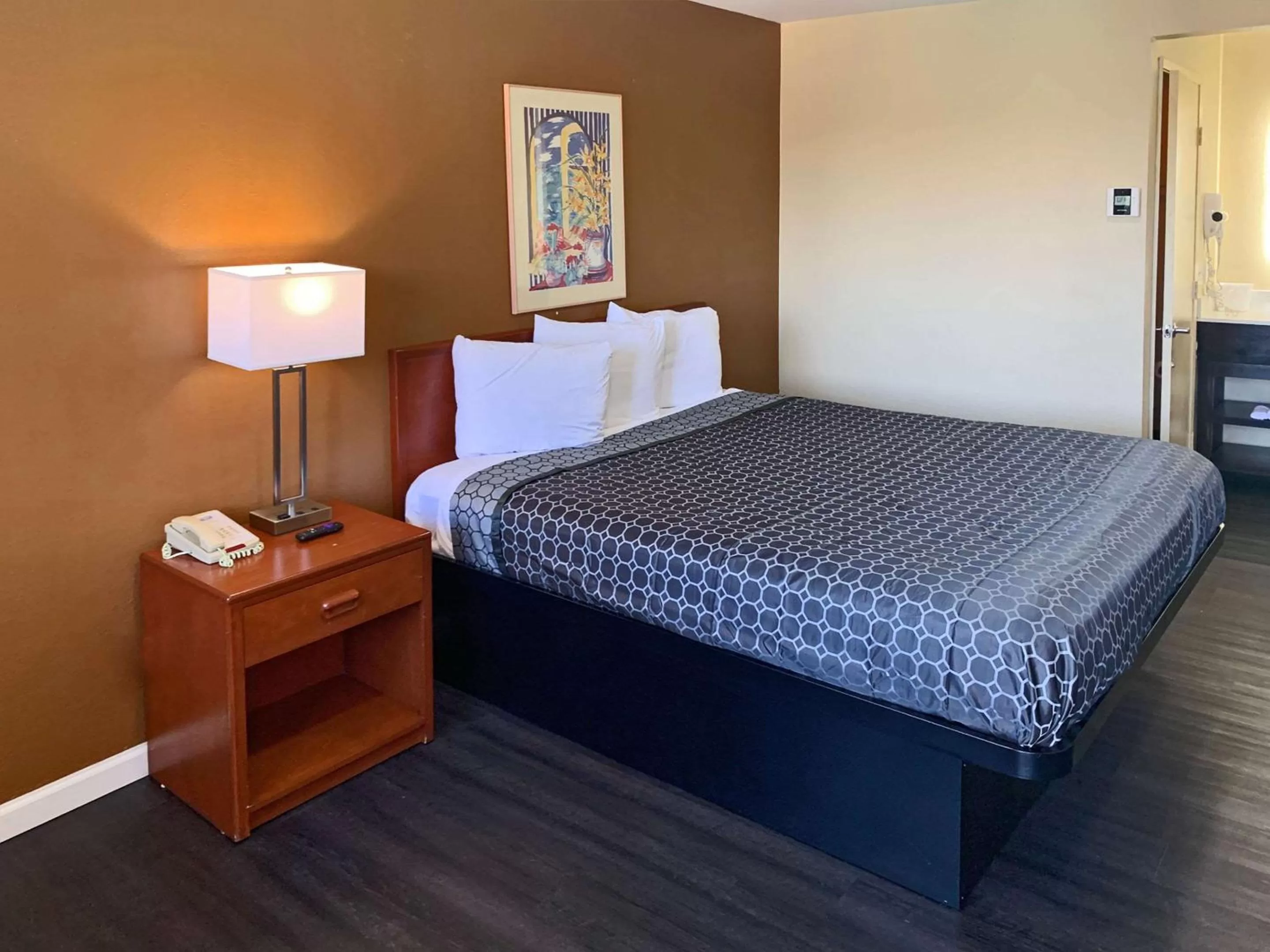 Bedroom in Rodeway Inn Sacramento-University Area