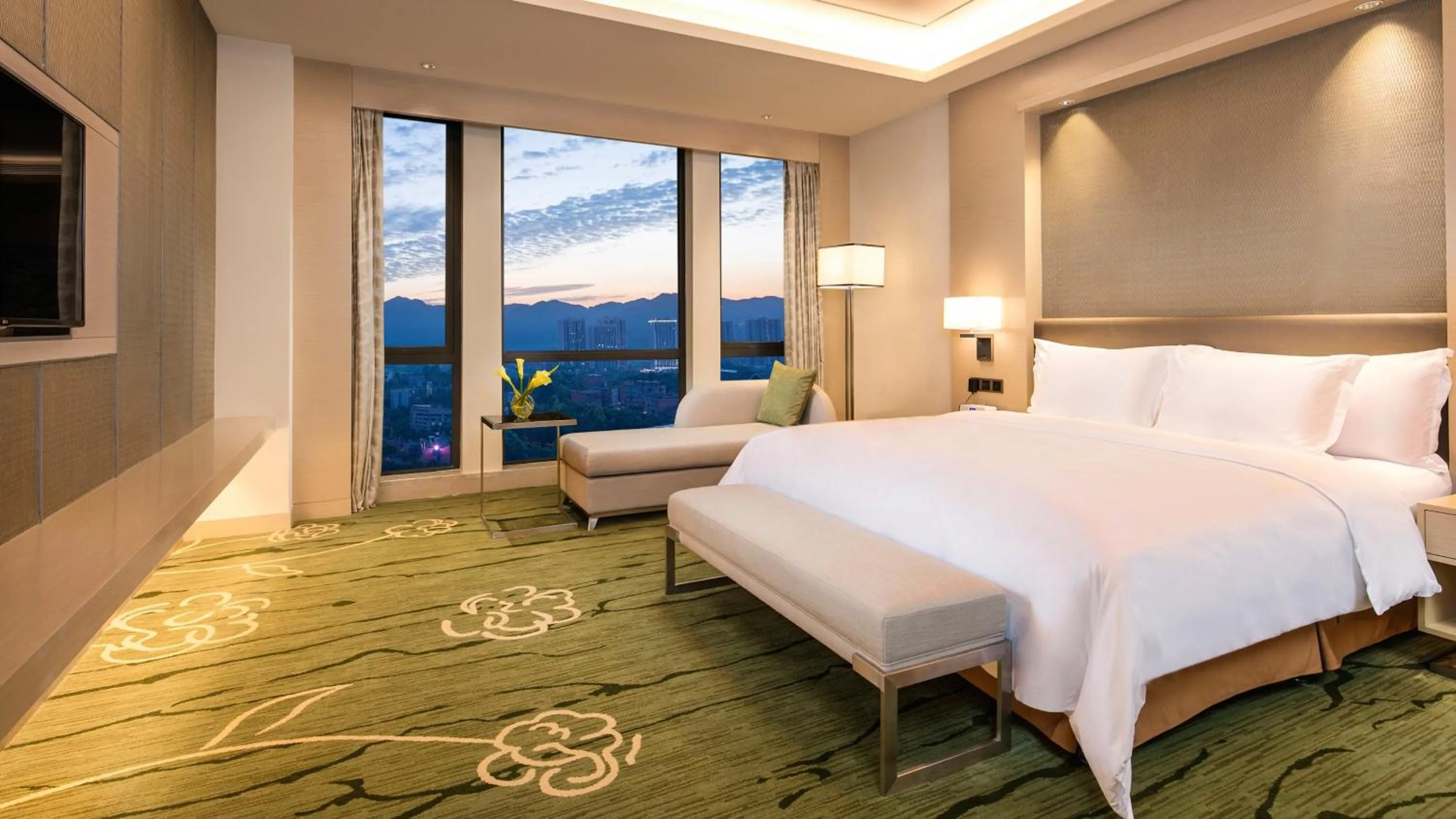 Photo of the whole room, Bed in Holiday Inn Chongqing University Town by IHG