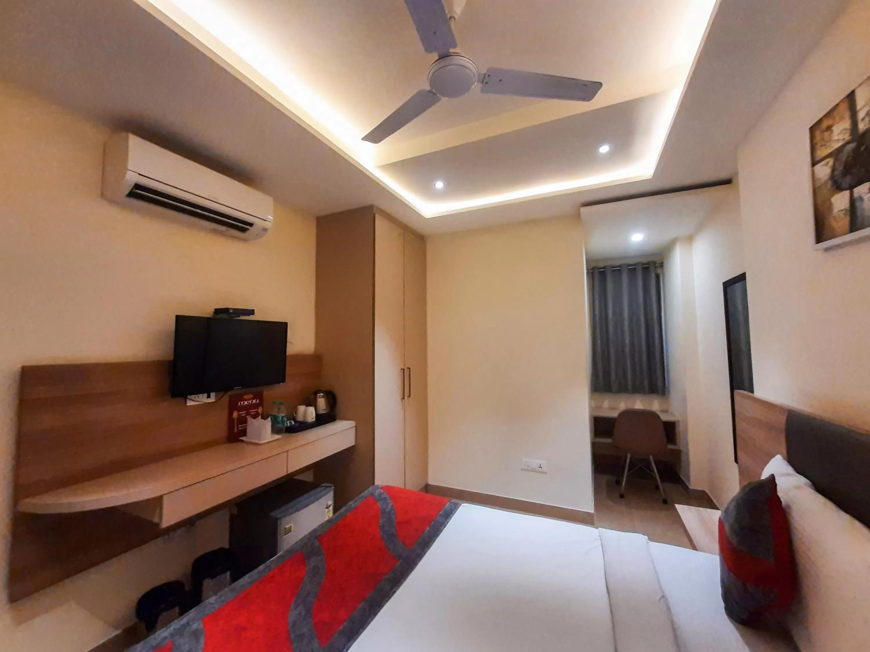 Bedroom, Bed in Hotel Tripple Tree - Karol Bagh