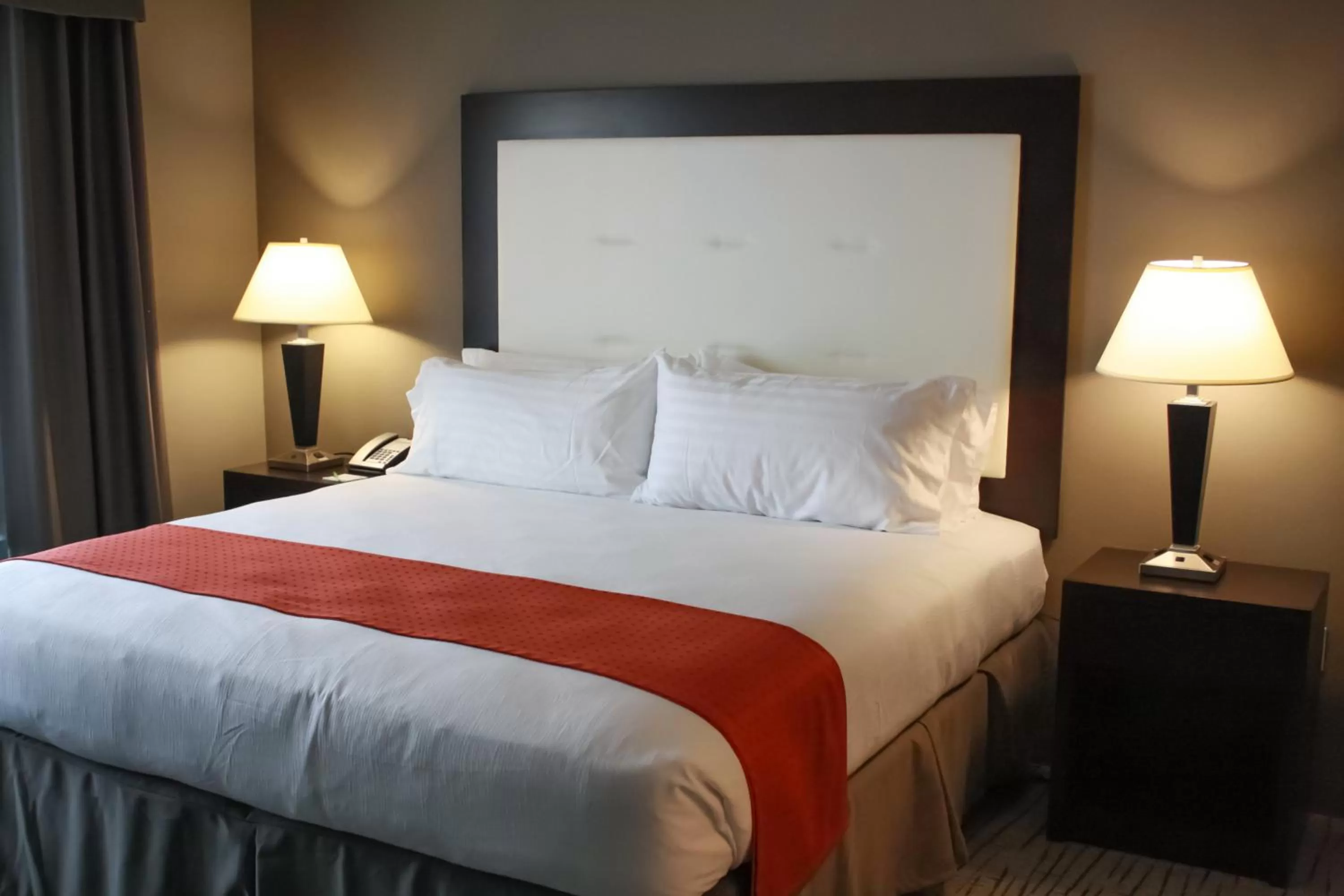 Photo of the whole room, Bed in Holiday Inn Hotel & Suites Davenport by IHG