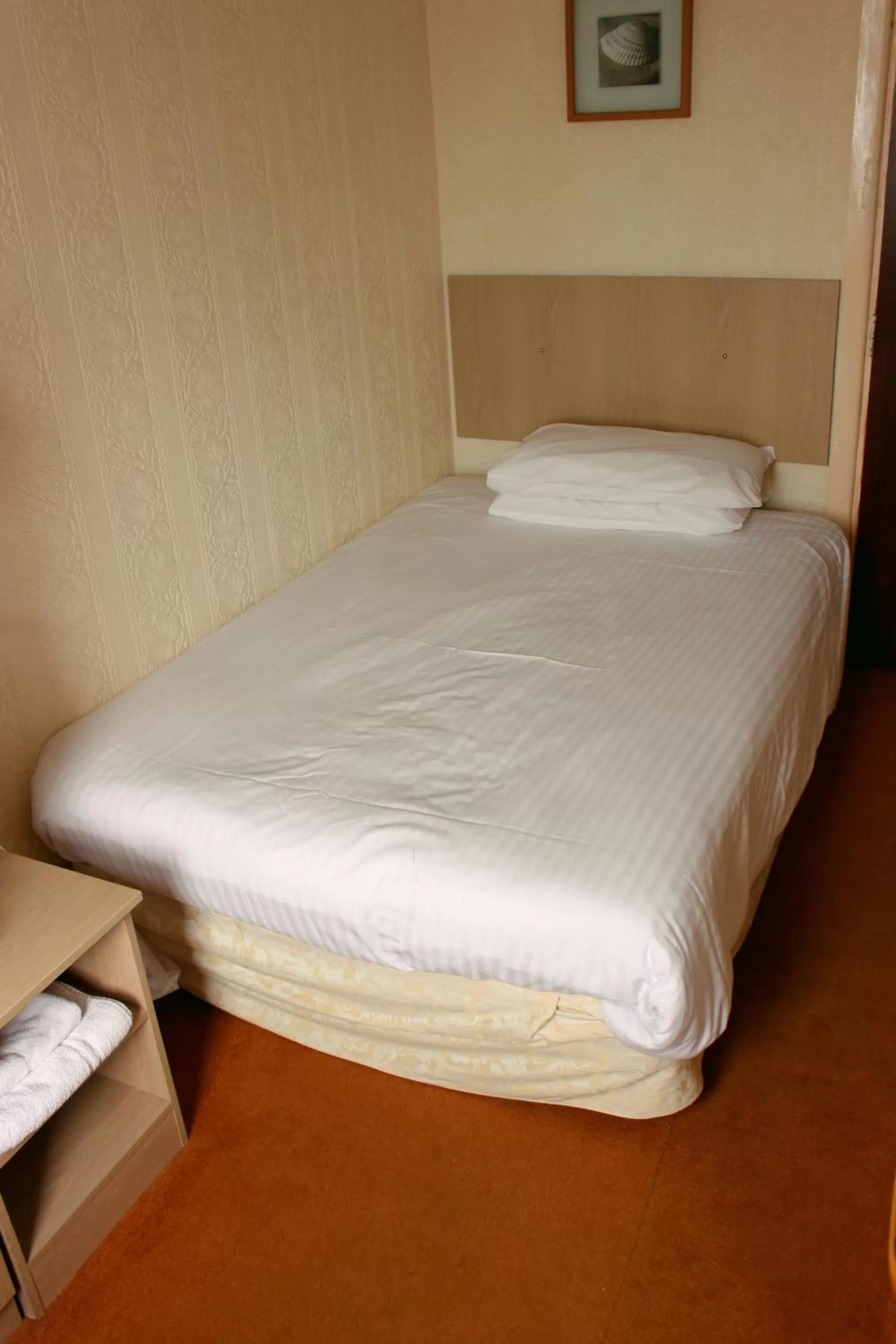 Bedroom, Bed in The Colwyn Hotel - near Pleasure Beach