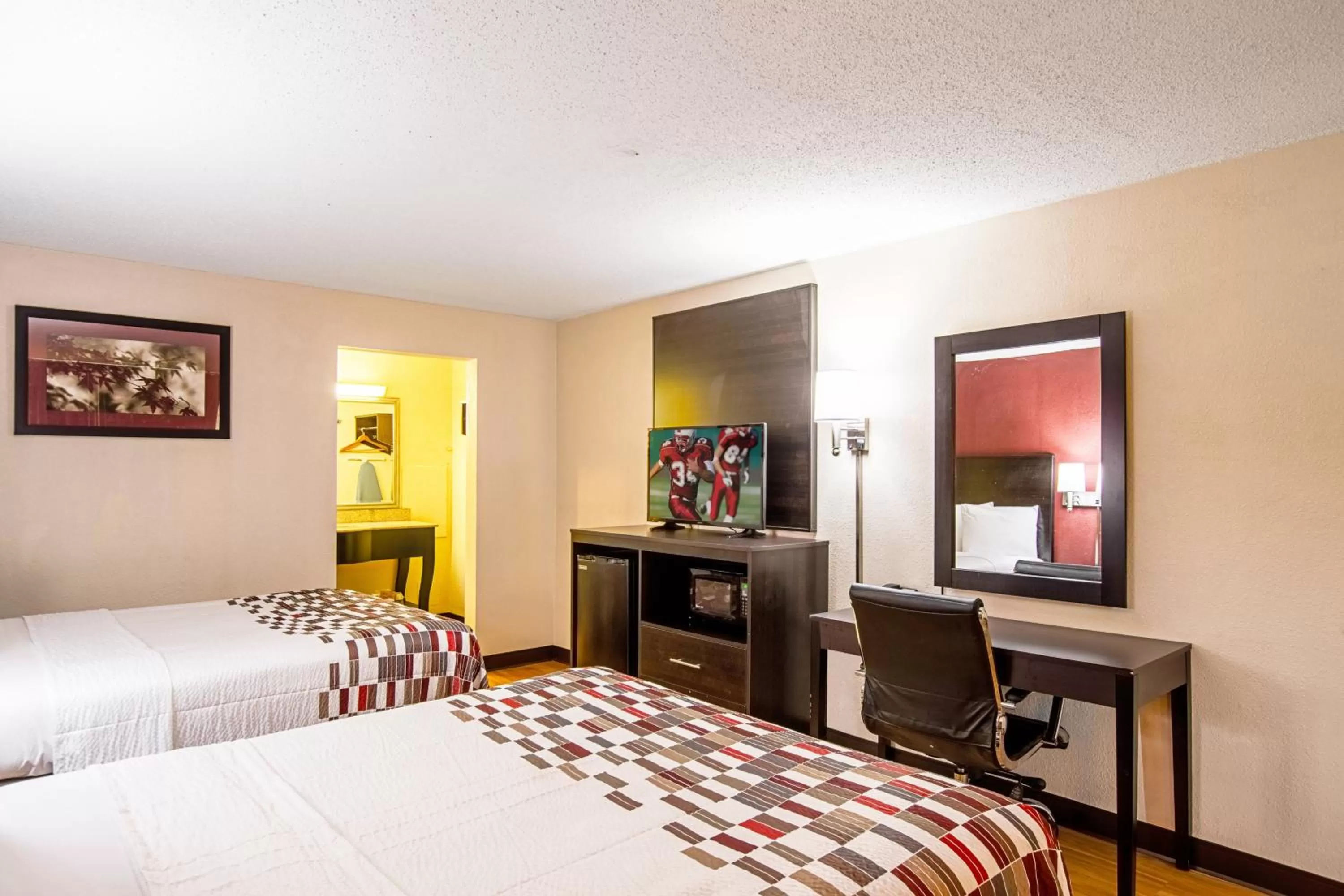 Photo of the whole room, Bed in Red Roof Inn Battle Creek