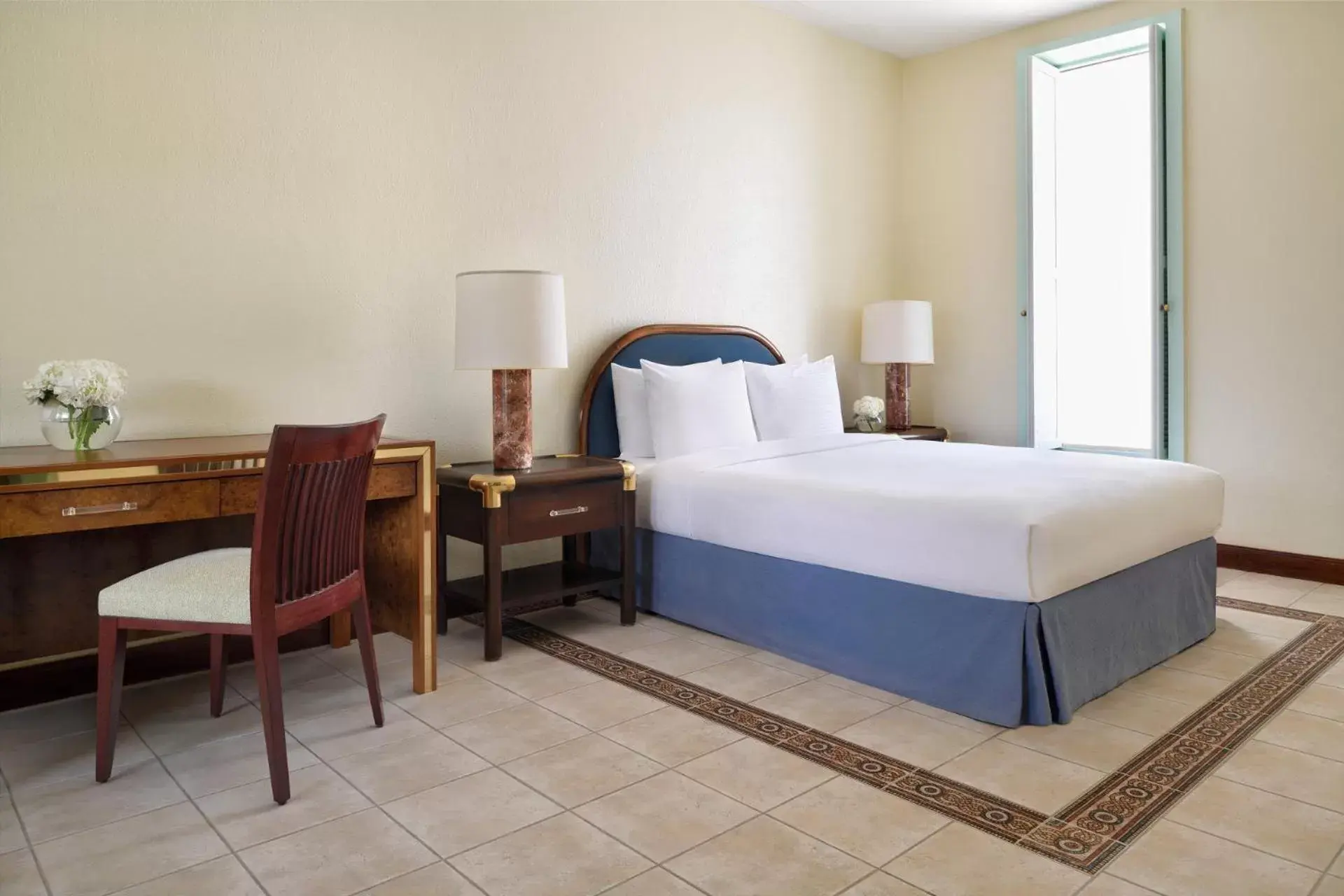 Classic King Room with Pool View - single occupancy - Smoking in InterContinental Riyadh, an IHG Hotel Classic King Room with Pool View - single occupancy - Smoking in InterContinental Riyadh, an IHG Hotel