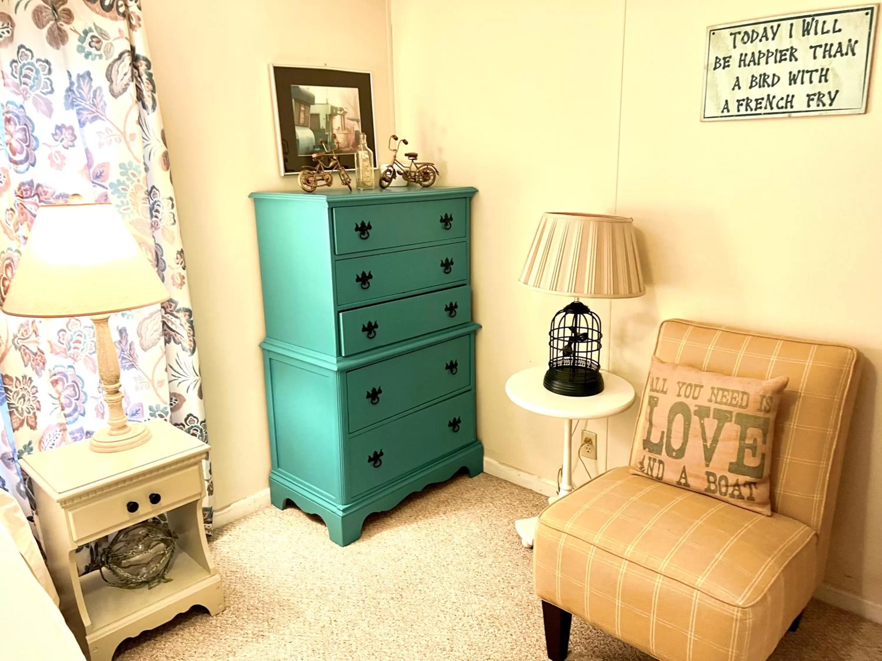 Seating area in White Caps Motel and RV Park