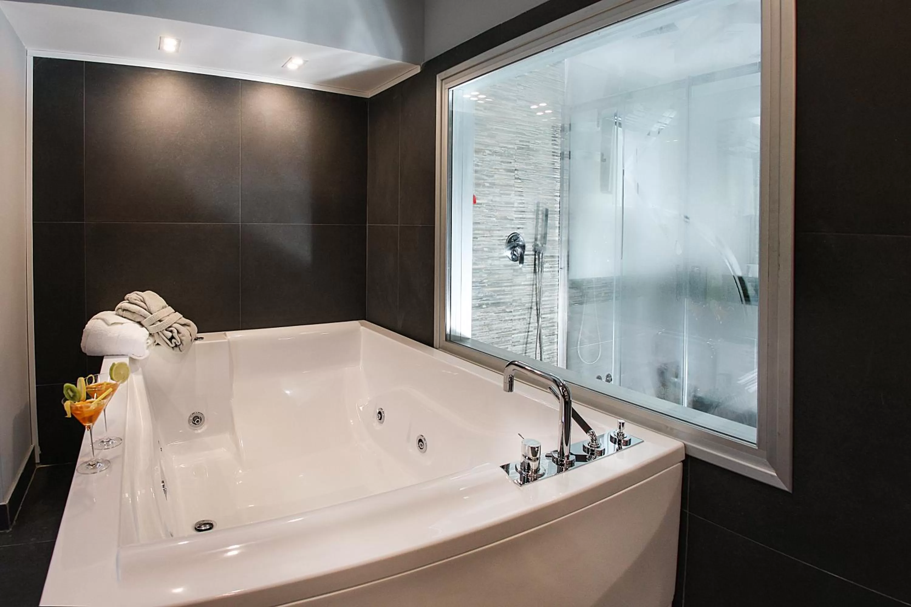 Hot Tub in Best Western JFK Hotel