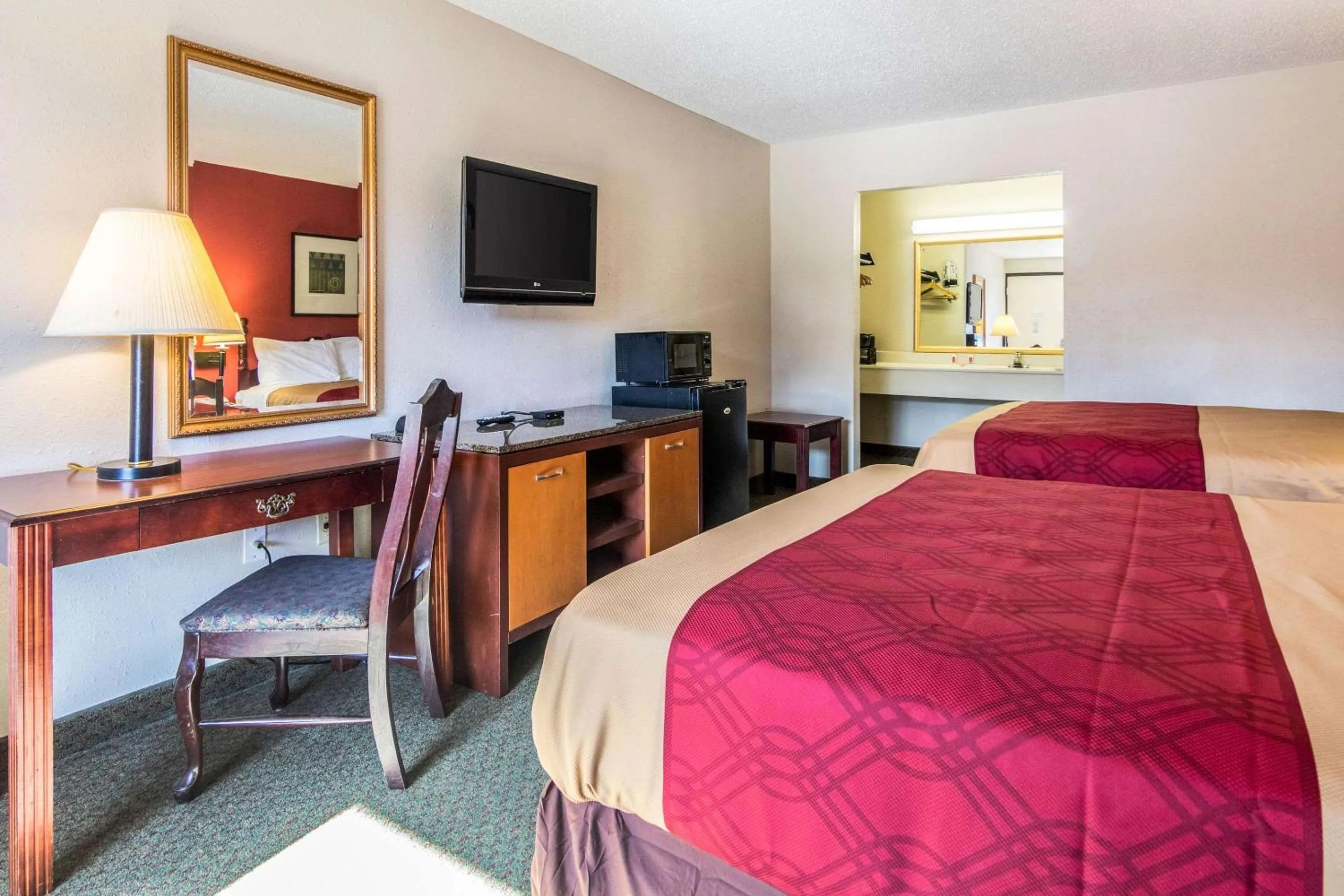 Photo of the whole room, Bed in Econo Lodge Inn & Suites Conference Center Dublin