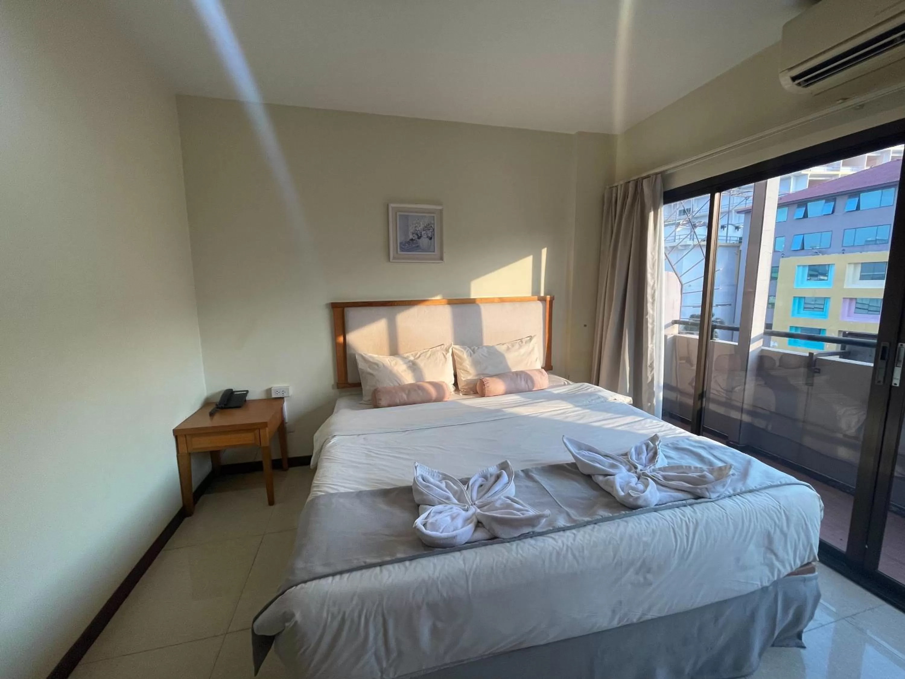 Photo of the whole room, Bed in Babylon Residence Inn pattaya