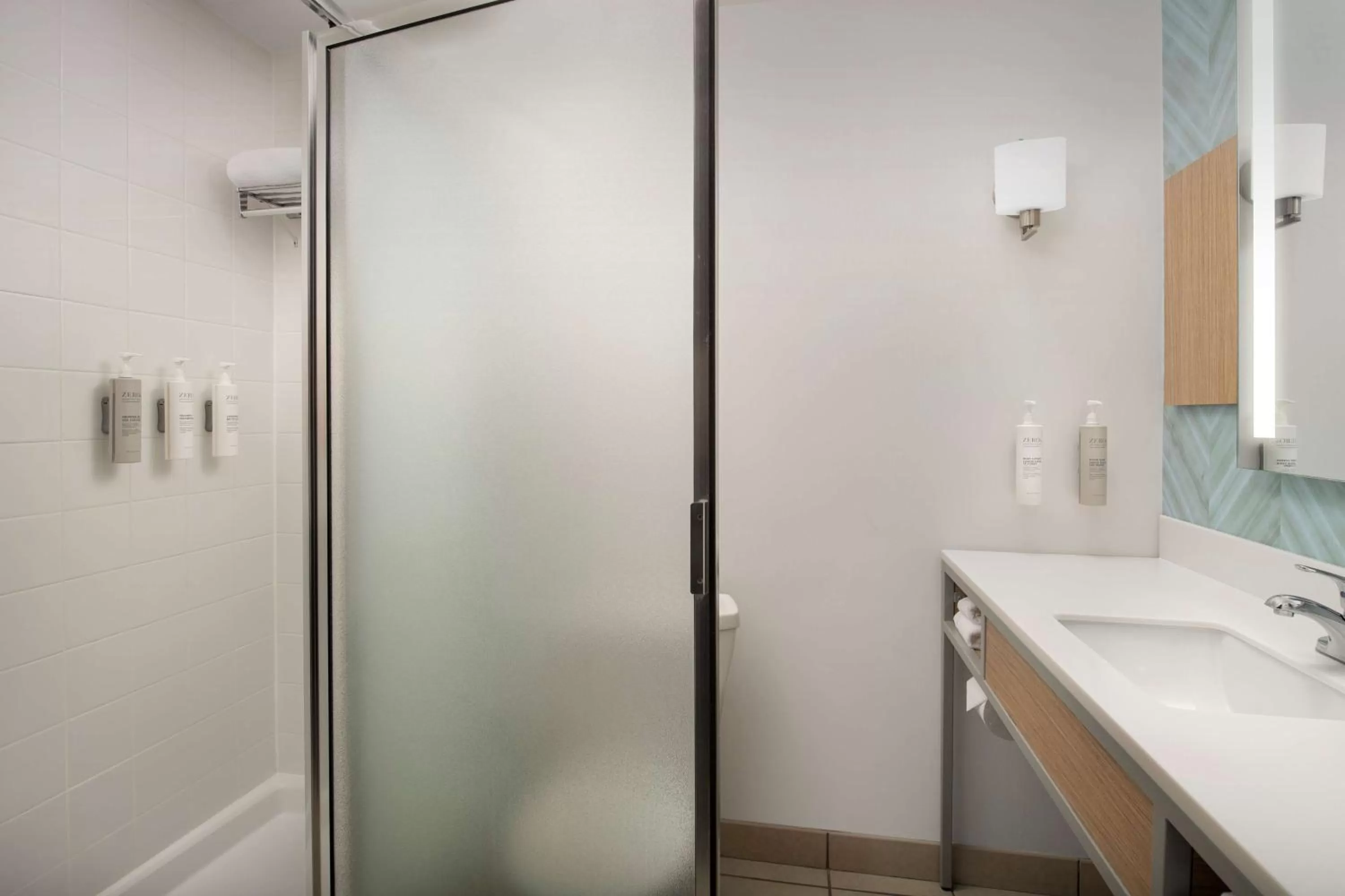 Bathroom in Hilton Garden Inn Knoxville West/Cedar Bluff