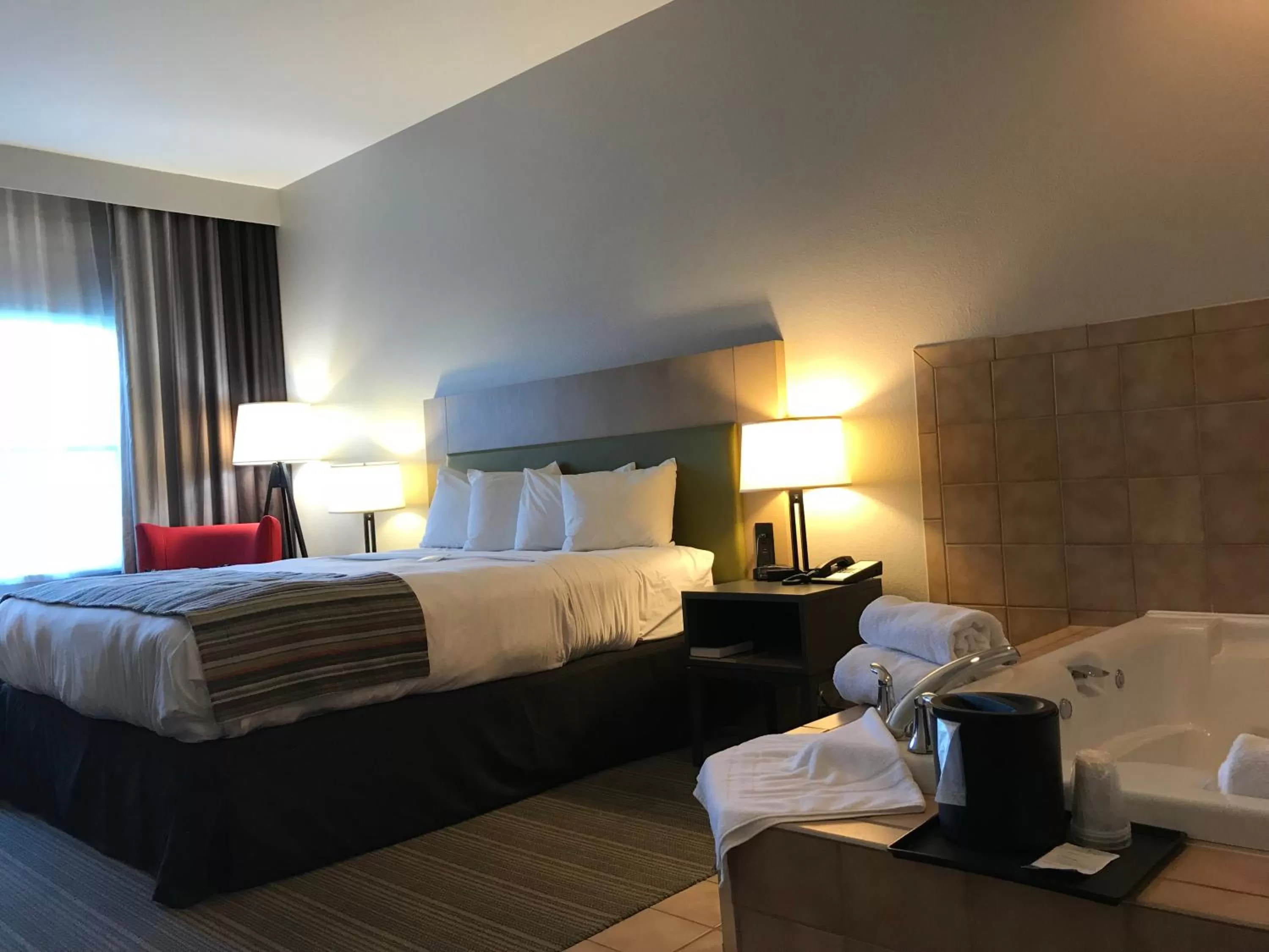 Hot Tub, Bed in Country Inn & Suites by Radisson, Fond du Lac, WI
