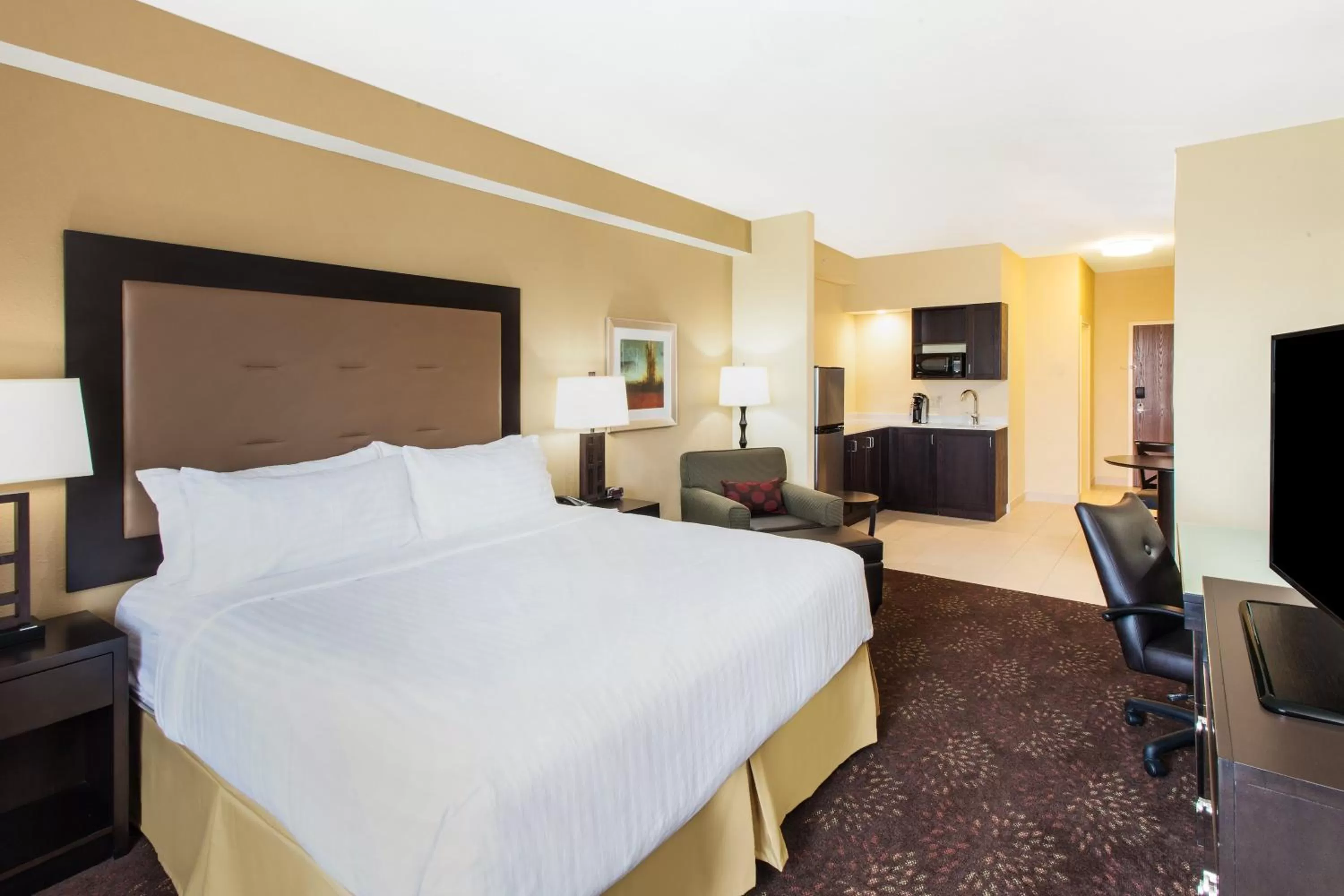 Photo of the whole room, Bed in Holiday Inn Express & Suites Sandusky by IHG