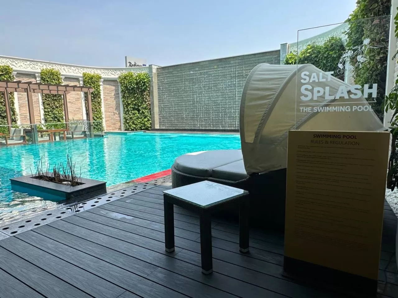 Swimming pool in Radisson Blu Hotel & Suites GRT Chennai