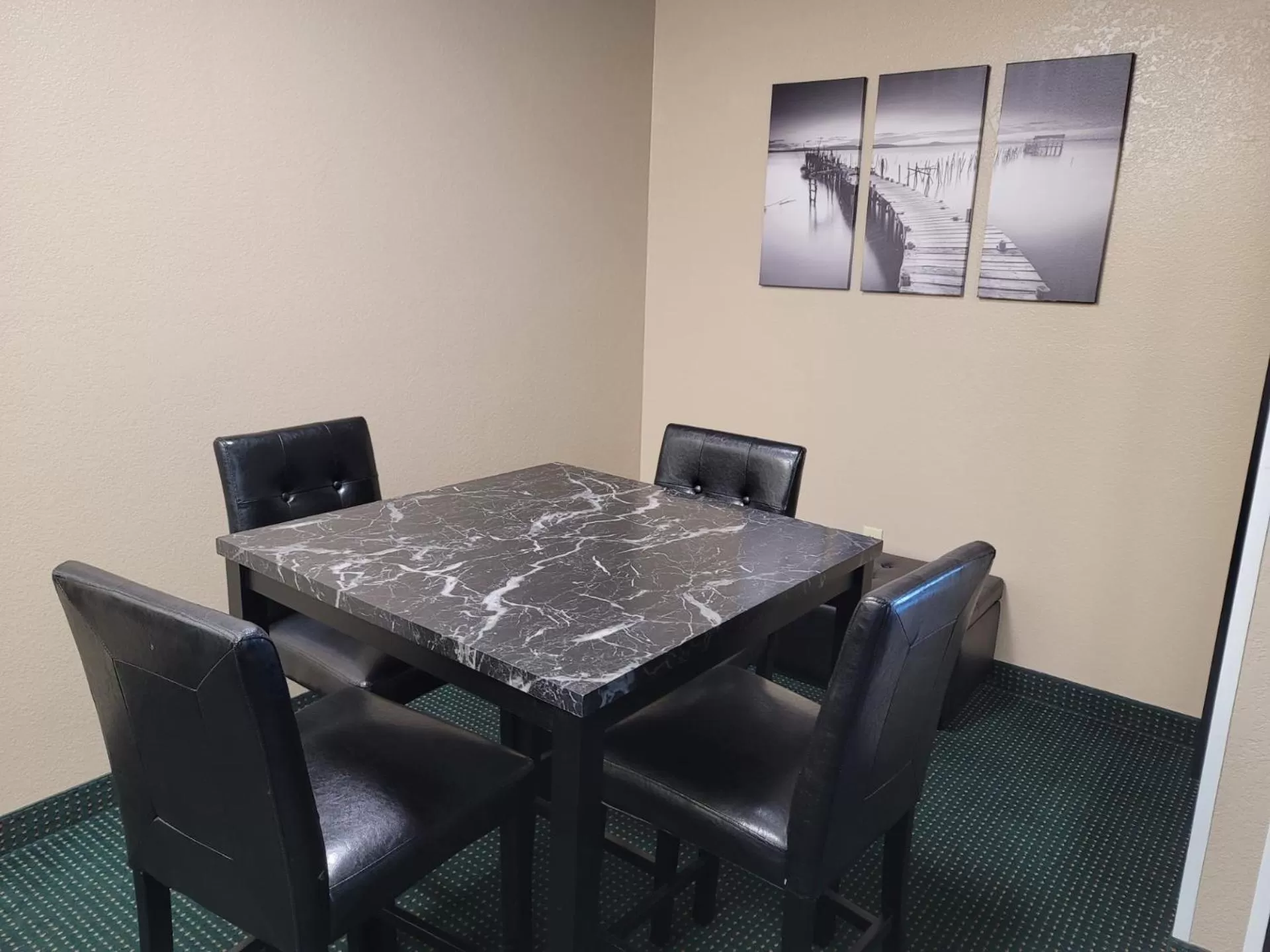 Dining area in Super 8 by Wyndham Ionia MI