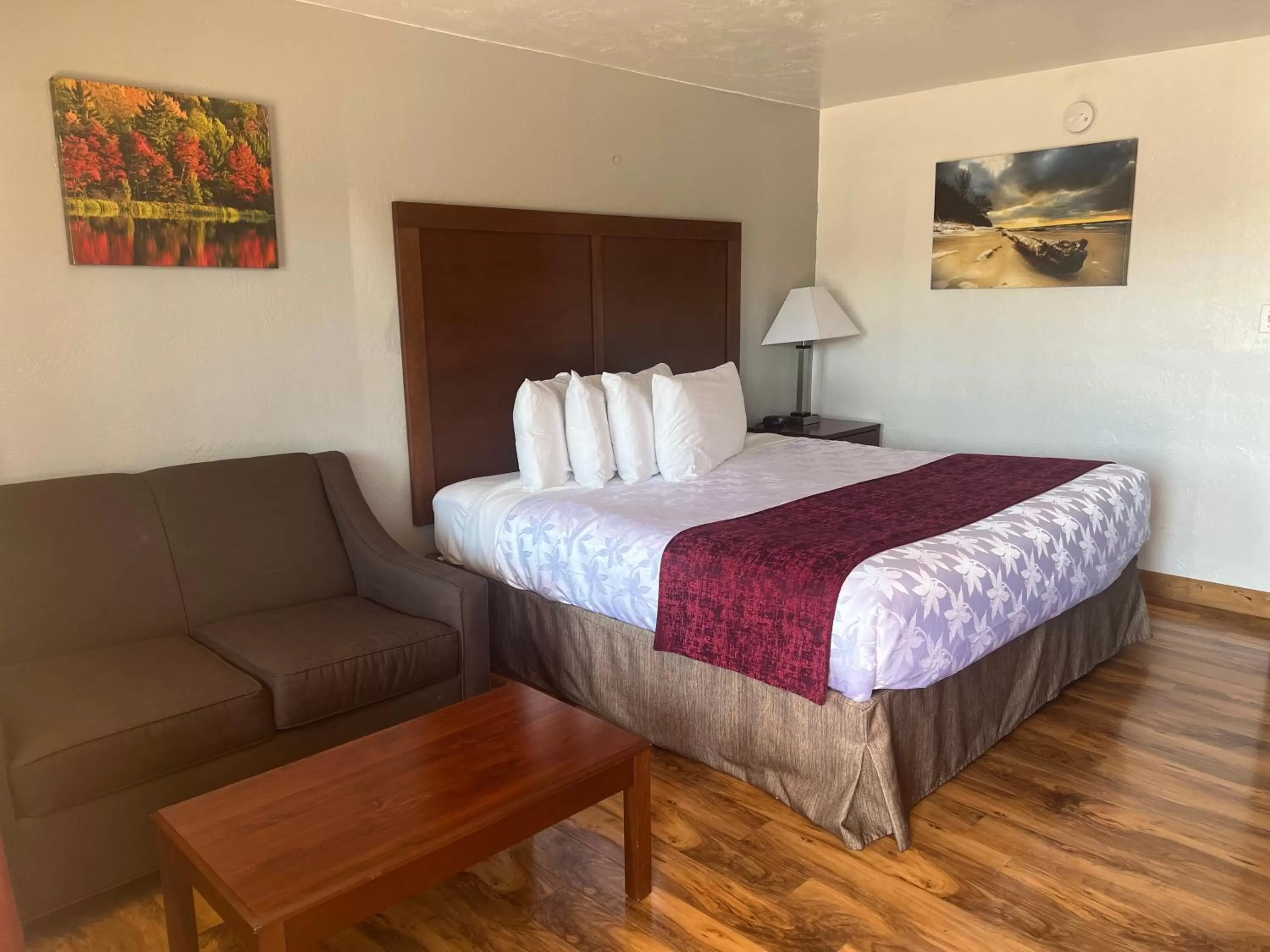 Photo of the whole room, Bed in Red Carpet Inn Medford