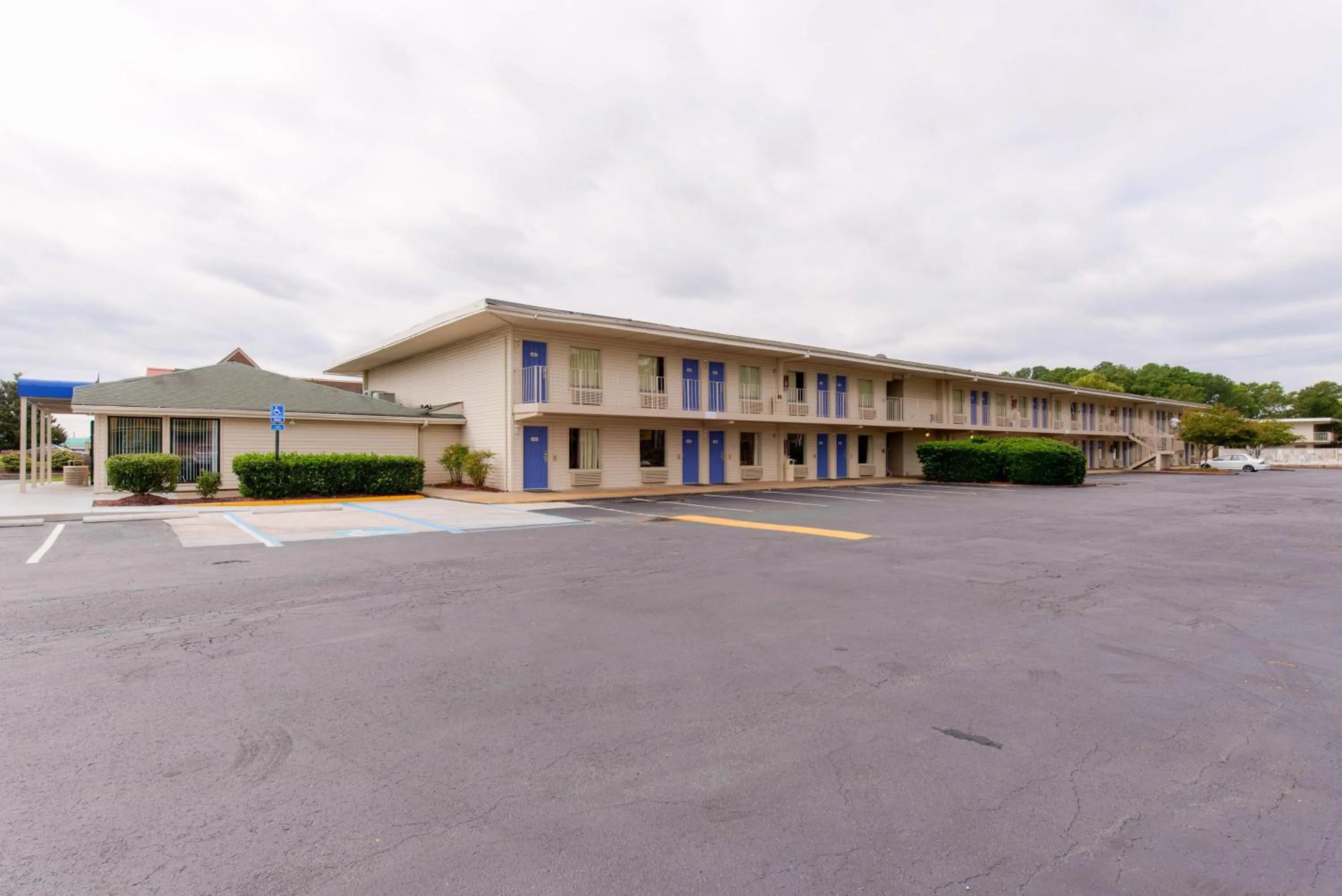 Property building in Motel 6-Norfolk, VA
