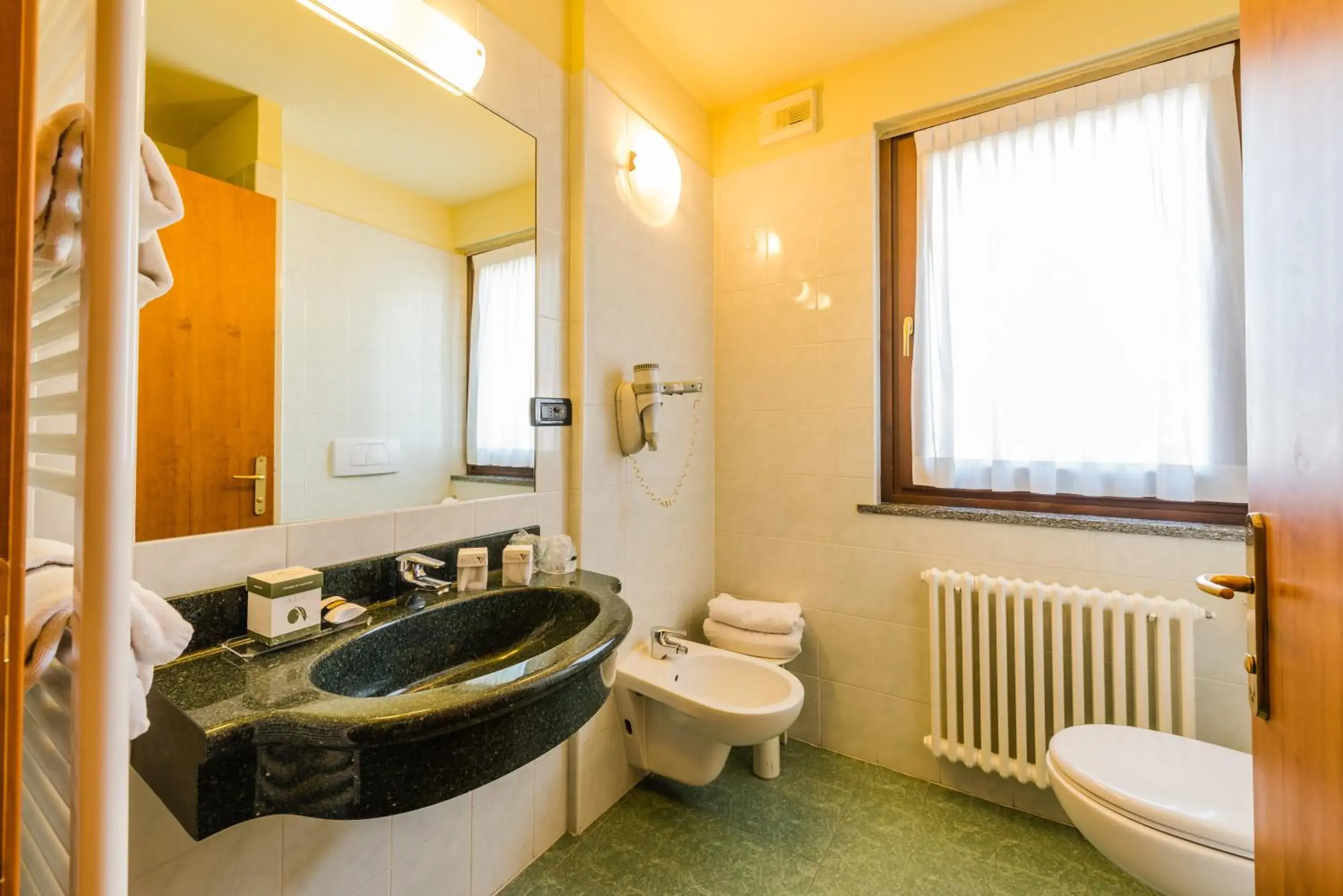 Triple Room in Hotel Au Soleil Triple Room in Hotel Au Soleil