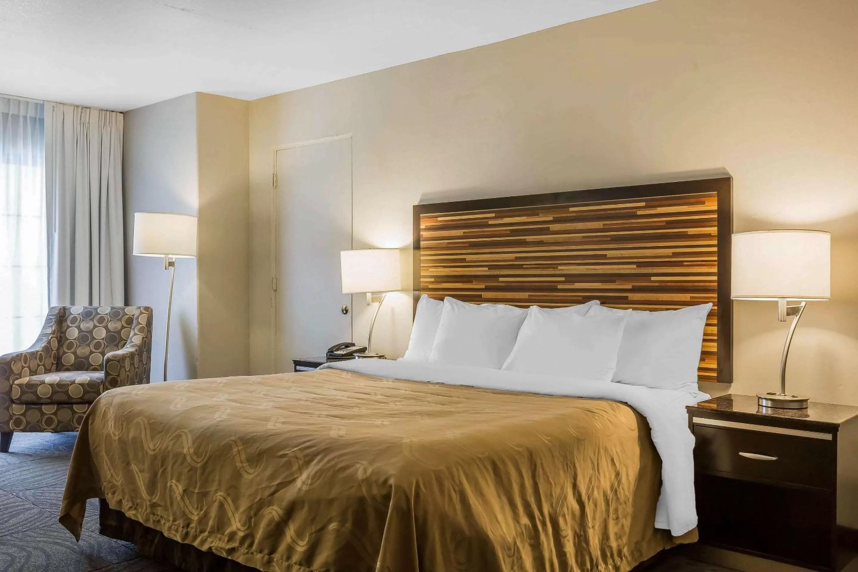 Photo of the whole room, Bed in Quality Inn Fallbrook I-15