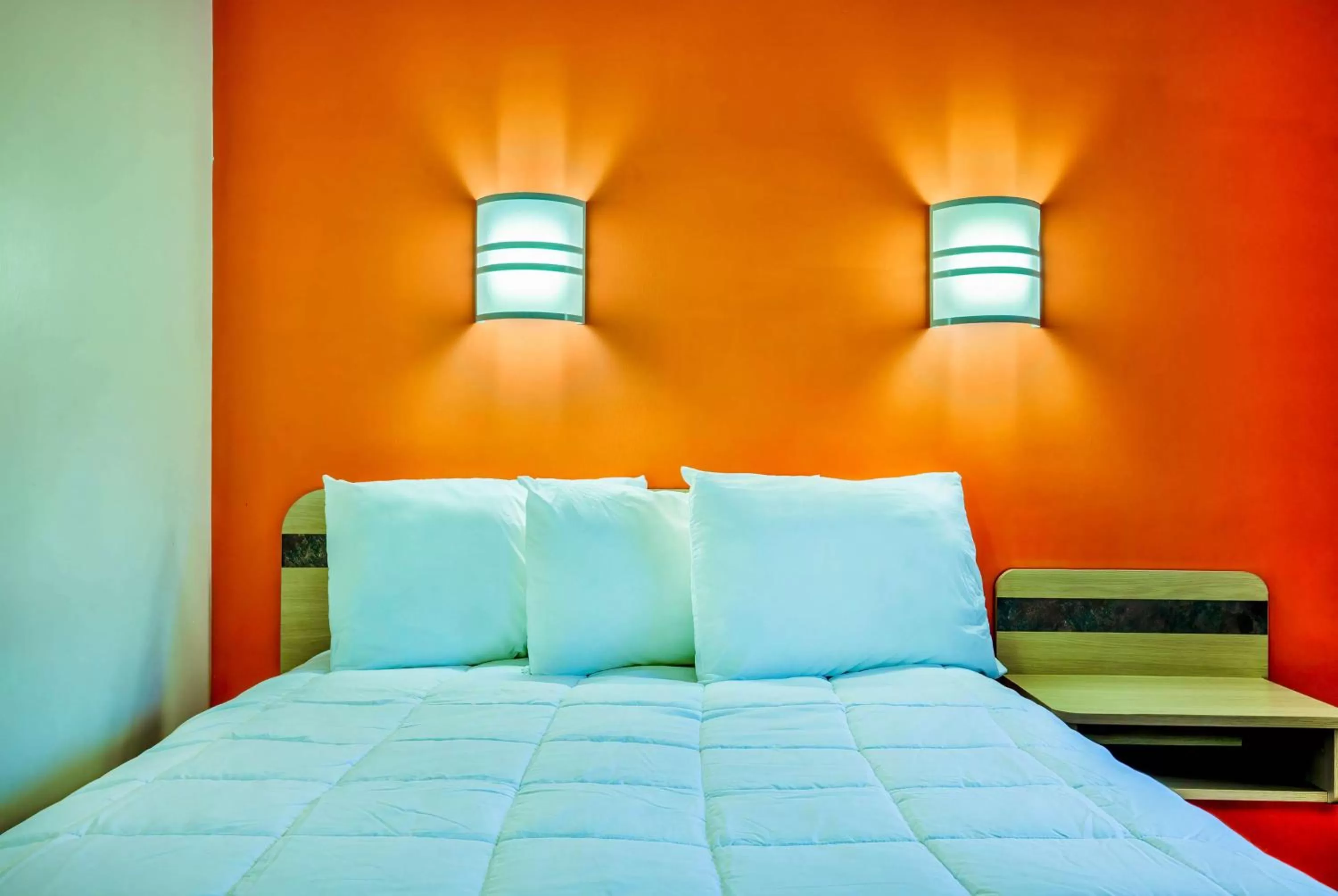 Bedroom, Bed in Motel 6-Burlington, ON - Toronto West - Oakville