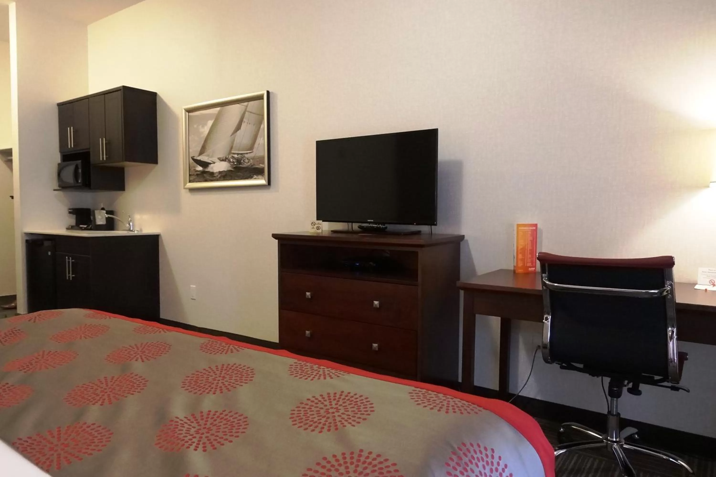 TV and multimedia in Ramada by Wyndham Moose Jaw