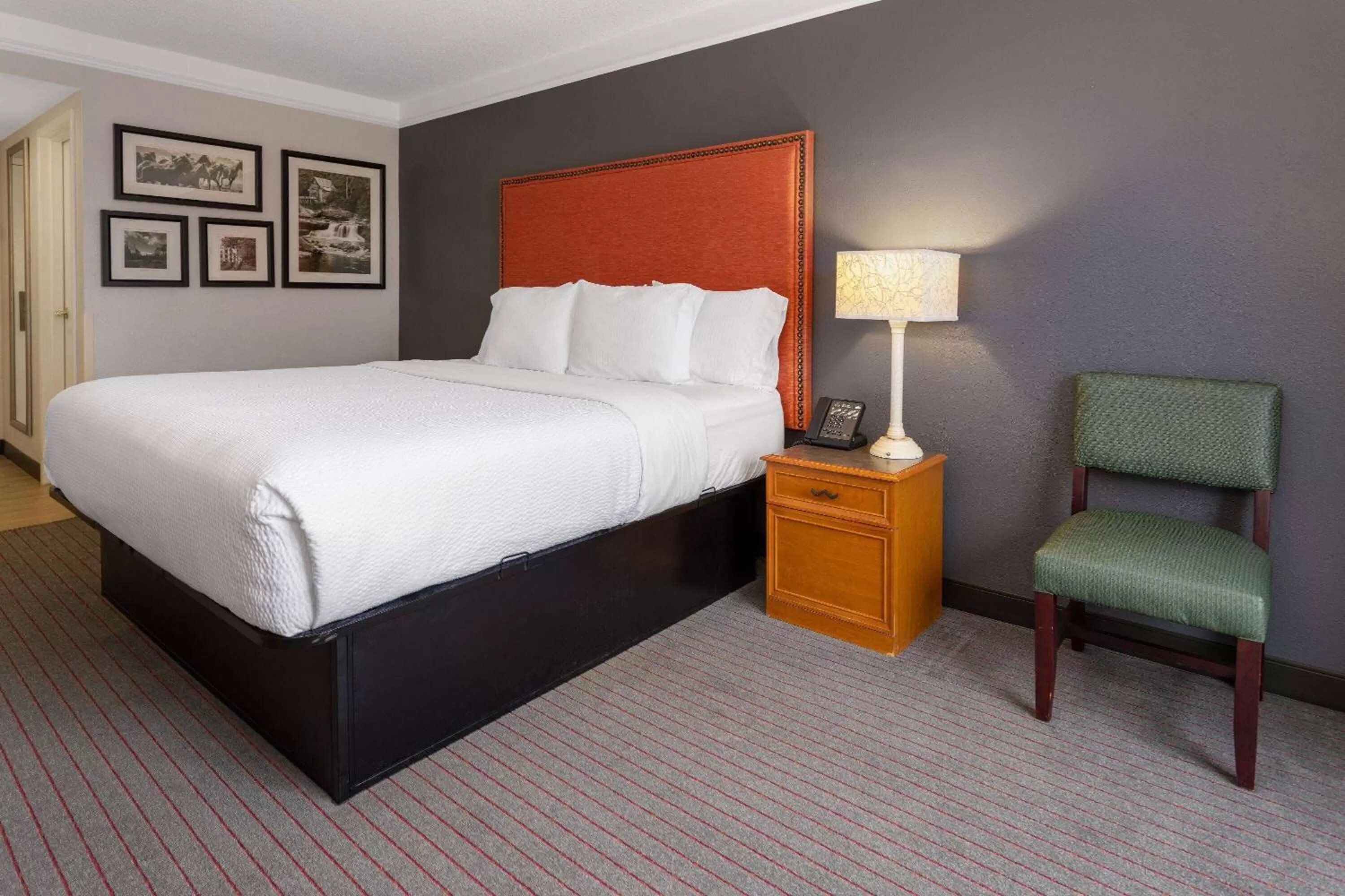 Photo of the whole room, Bed in La Quinta by Wyndham Kingsport Tri Cities Airport