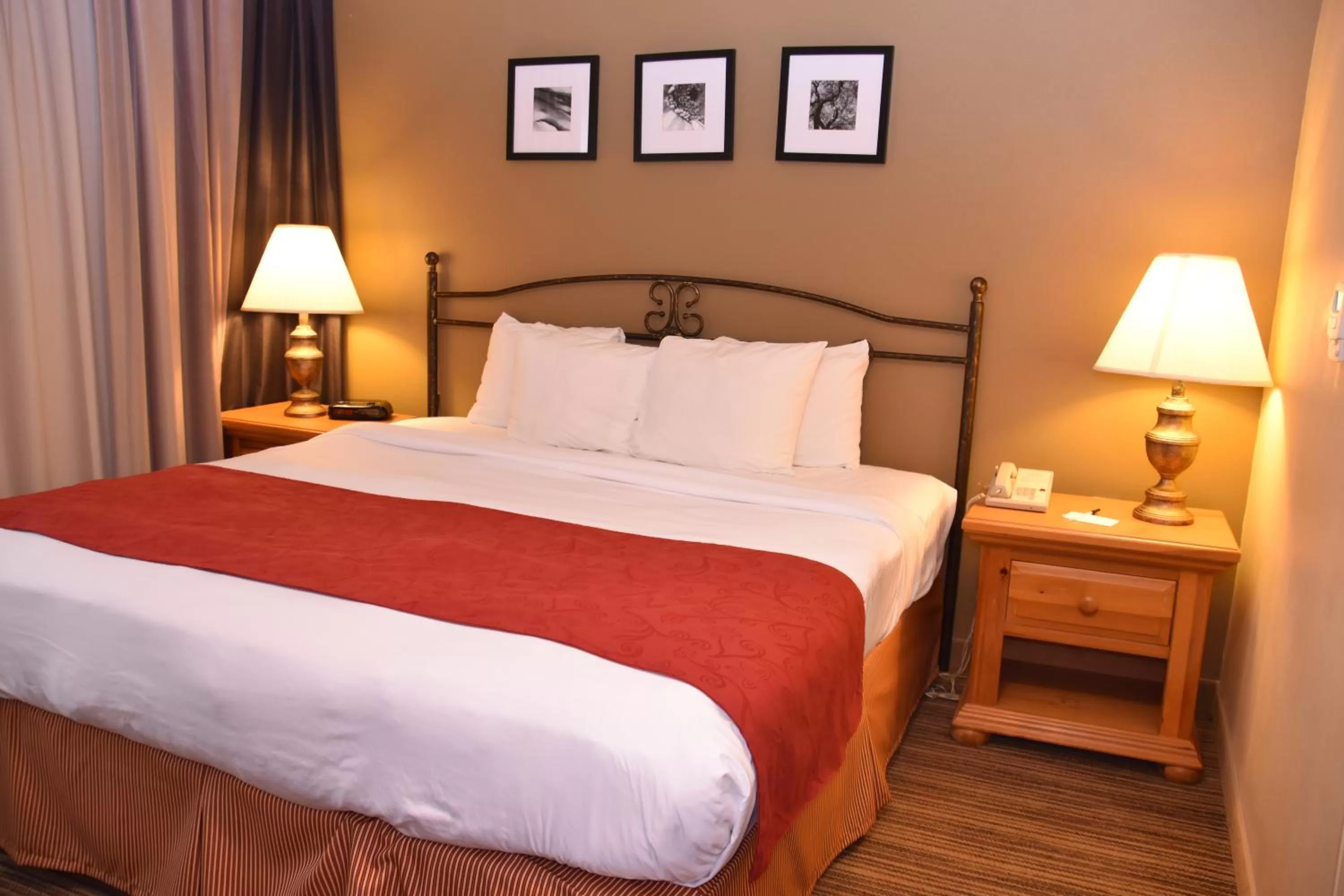 Bed in Port Wisconsin Inn and Suites