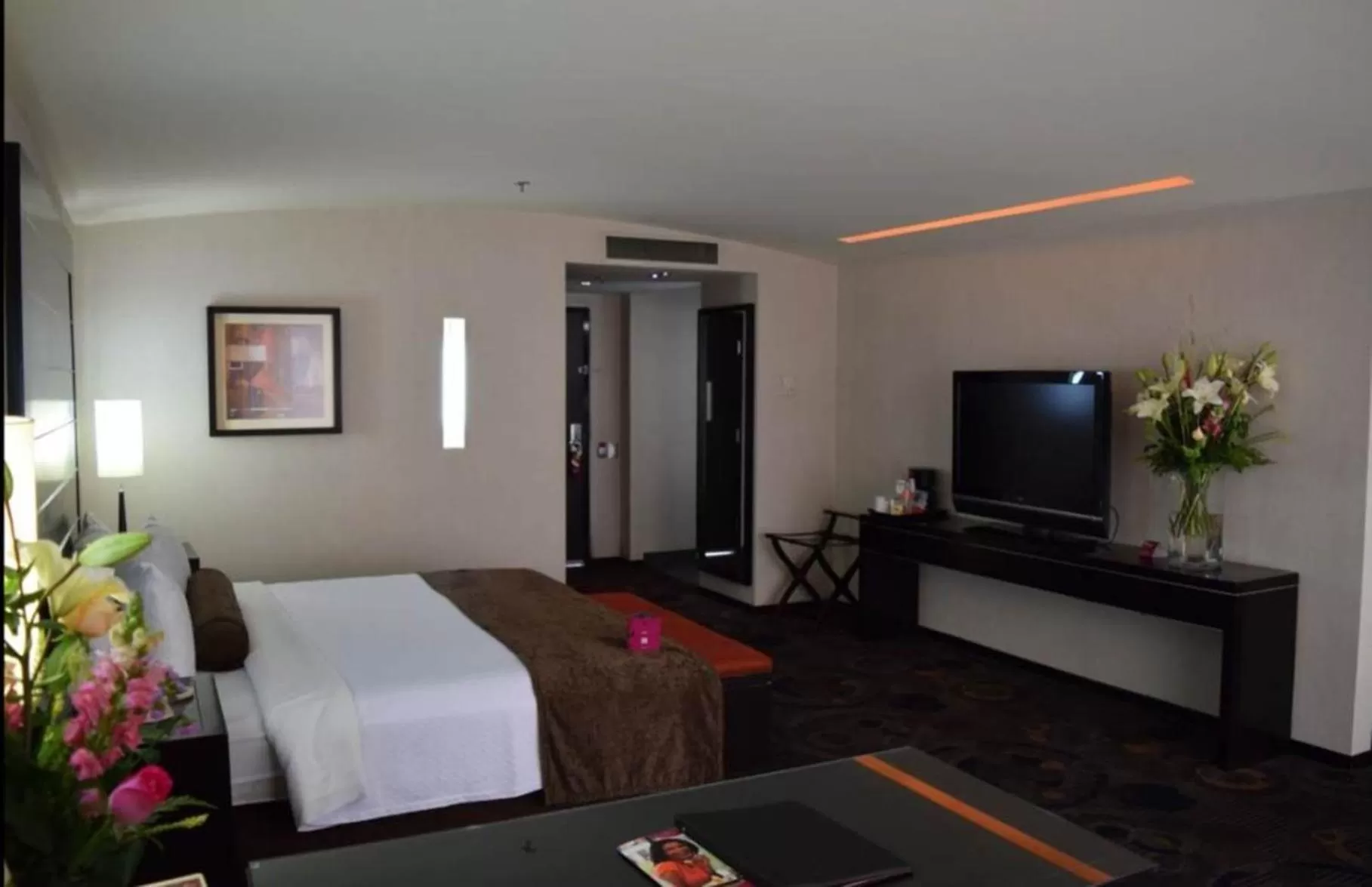 Bedroom, Bed in Crowne Plaza Toluca - Lancaster by IHG