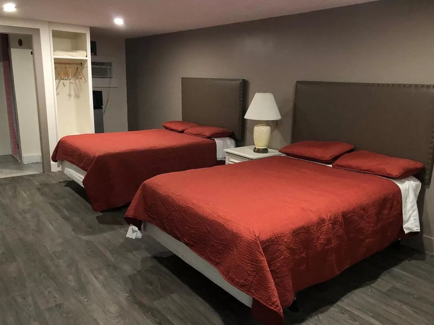 Bed in Herring Run Motel and Tiny Cabins