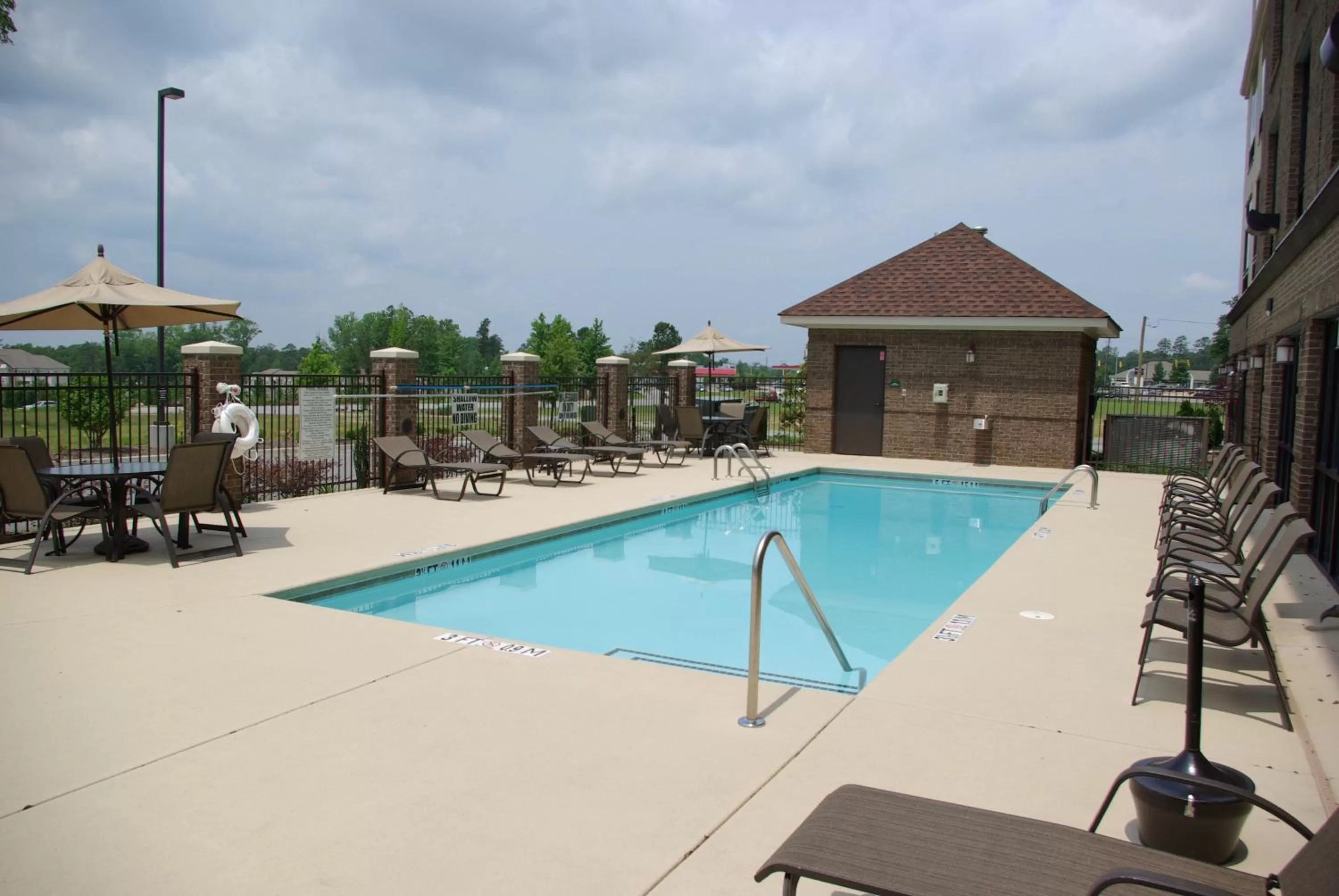 Swimming pool in Lexington Expo Hotel by IHG
