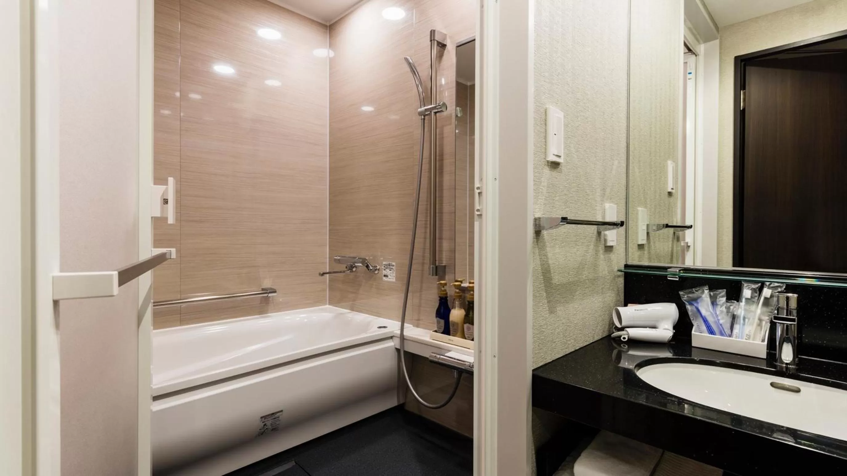 Shower, Bed in JR-East Hotel Mets Urawa