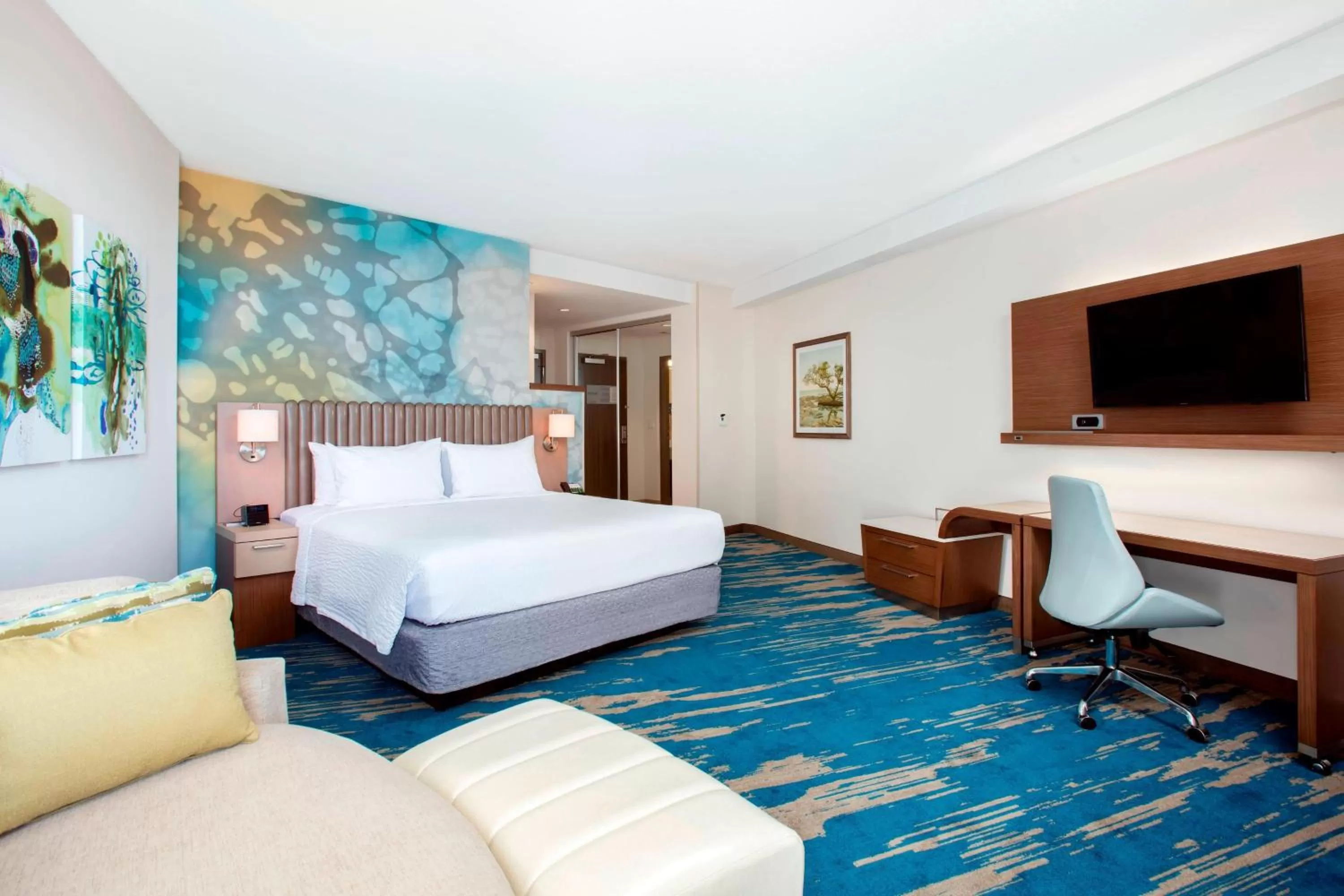 Photo of the whole room, Bed in Courtyard by Marriott Faro Blanco Resort