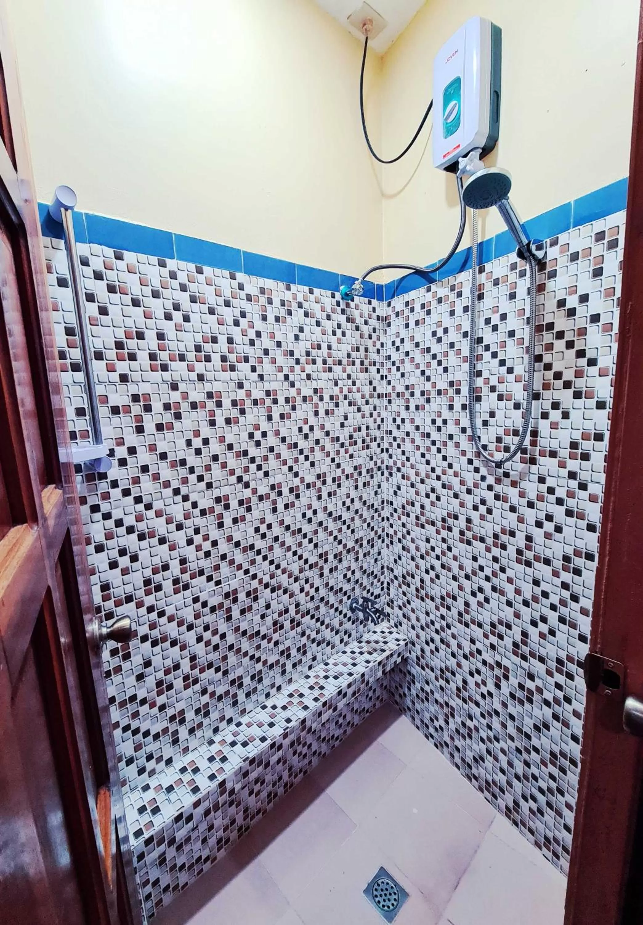 Shower in La-Familia Guest House