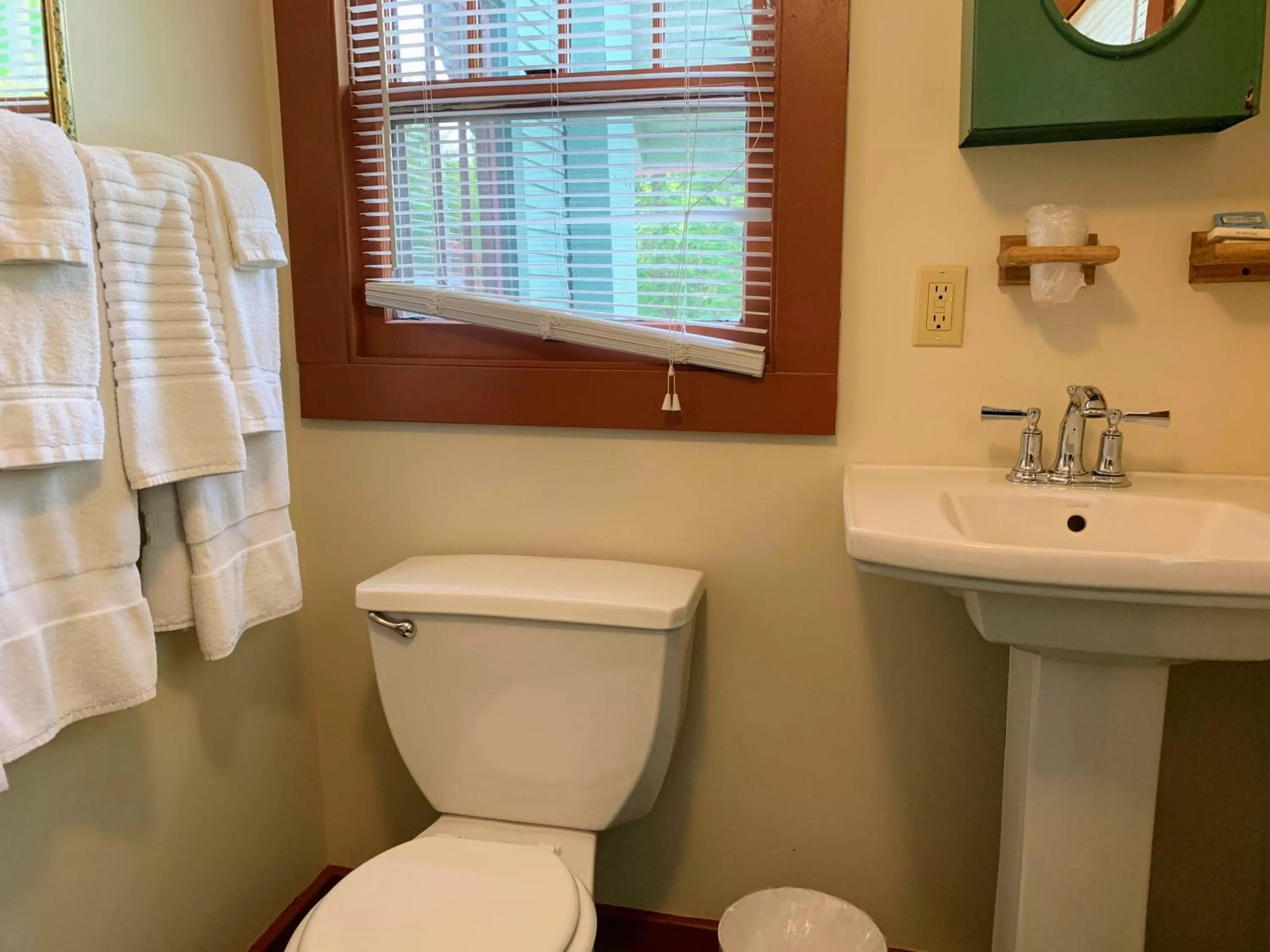 Bathroom in Lakeside Inn