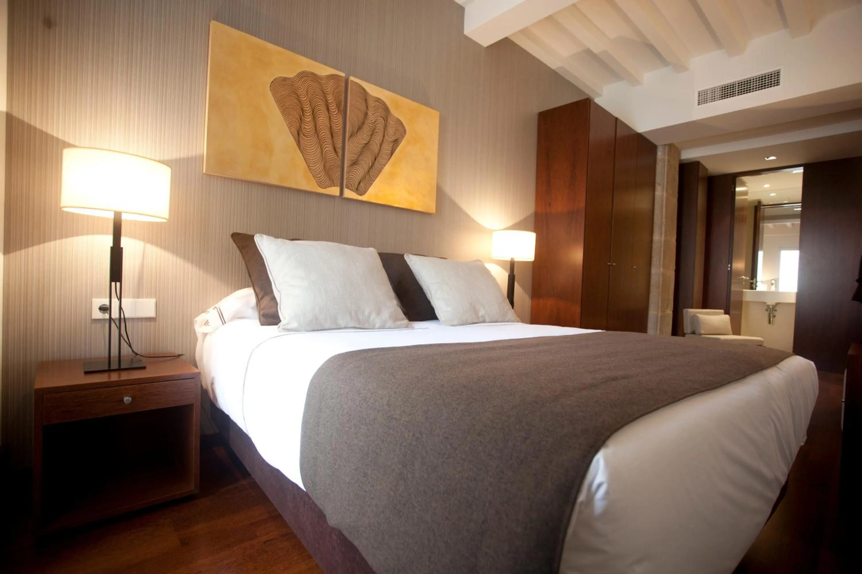 Photo of the whole room, Bed in Carris Casa de la Troya