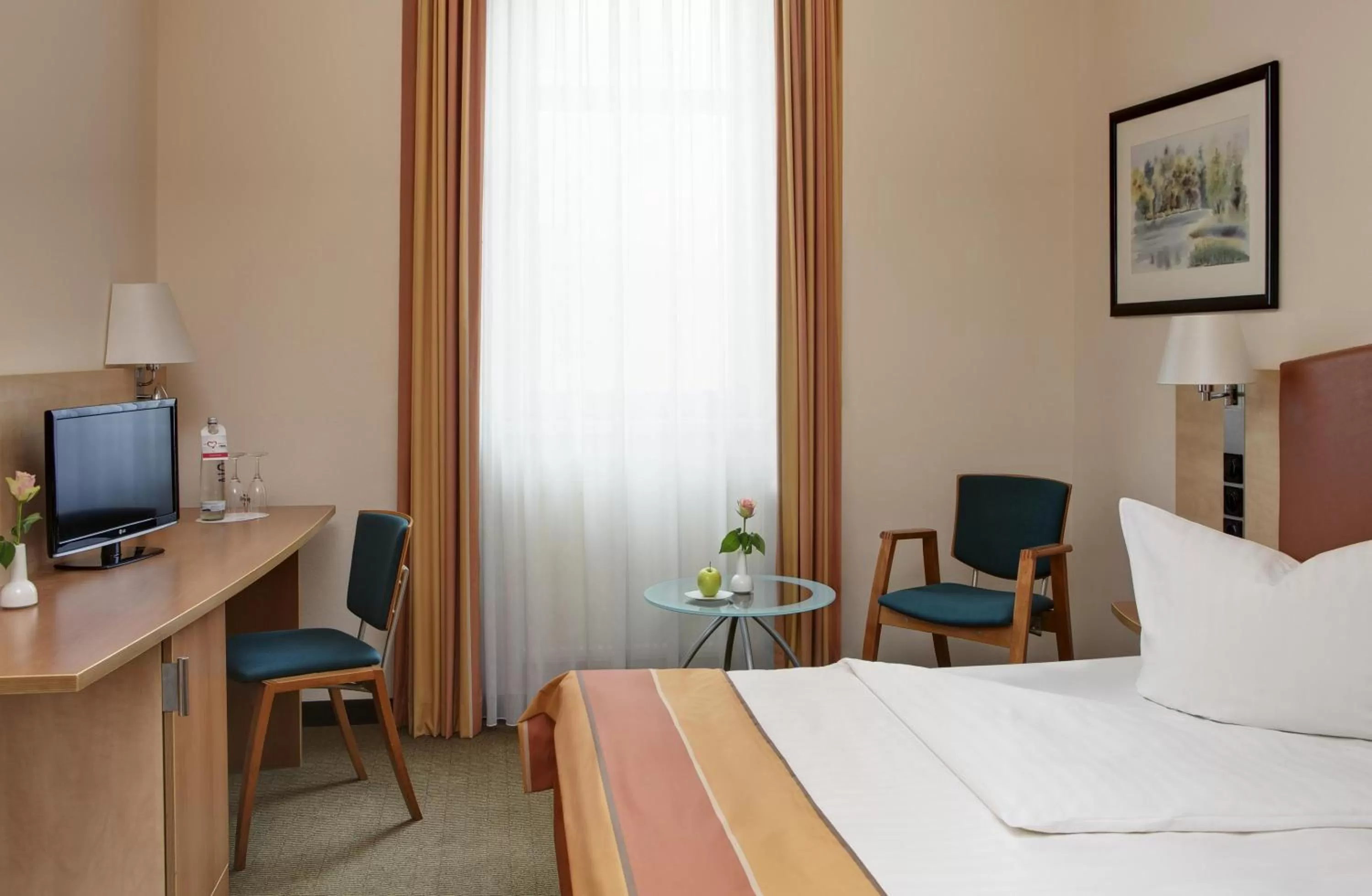 Photo of the whole room, Bed in IntercityHotel Berlin Ostbahnhof