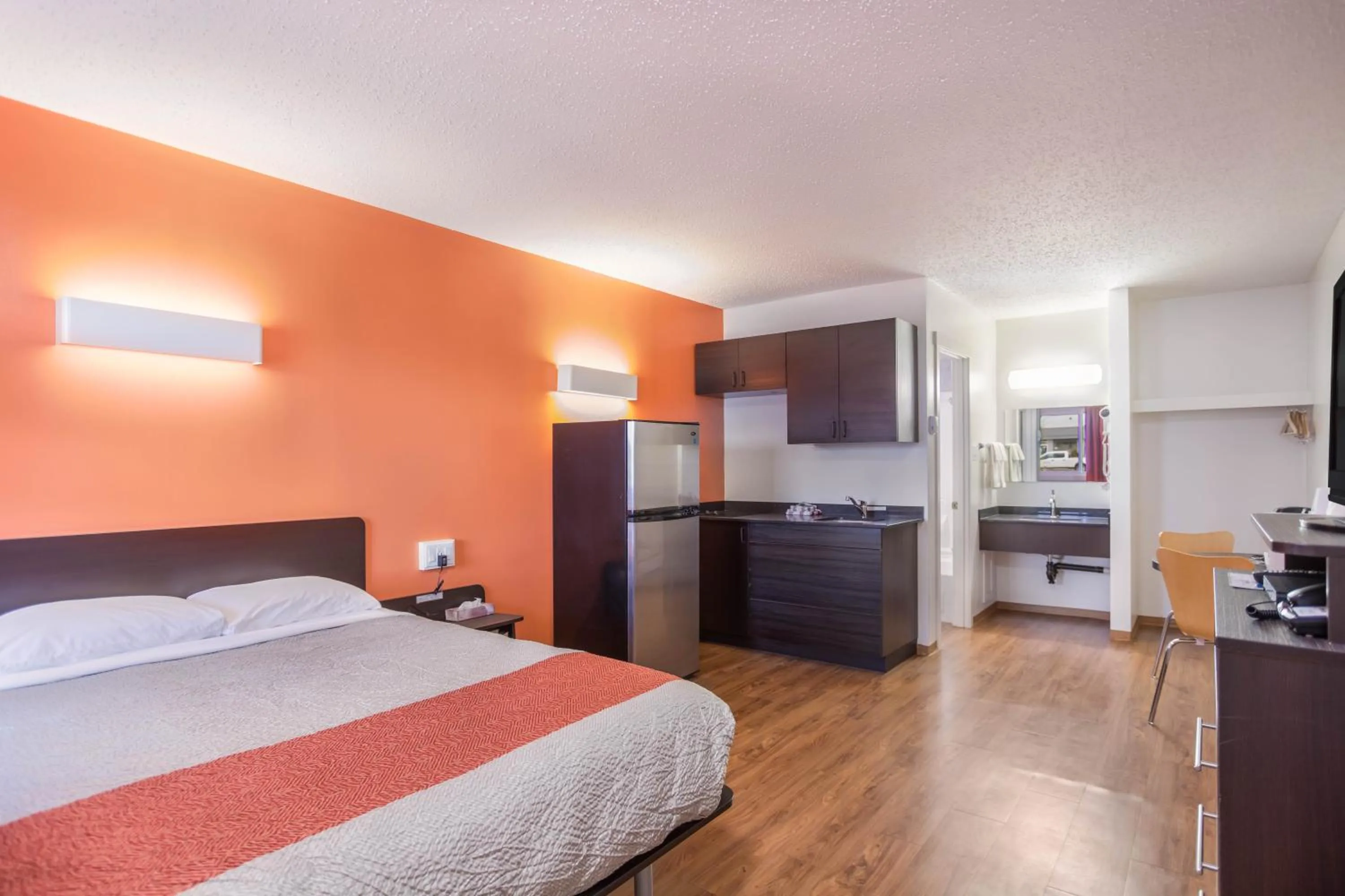 Kitchen or kitchenette in Motel Bo-Camrose, AB