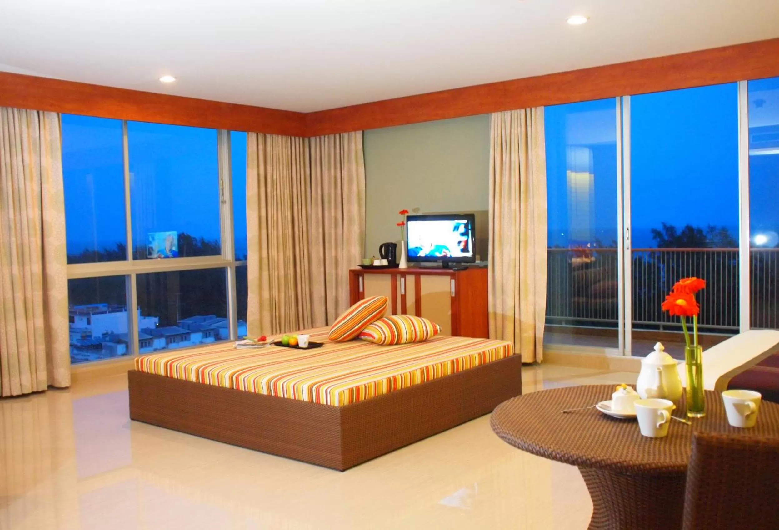 Sunset, Bed in Long Beach Cha-Am Hotel